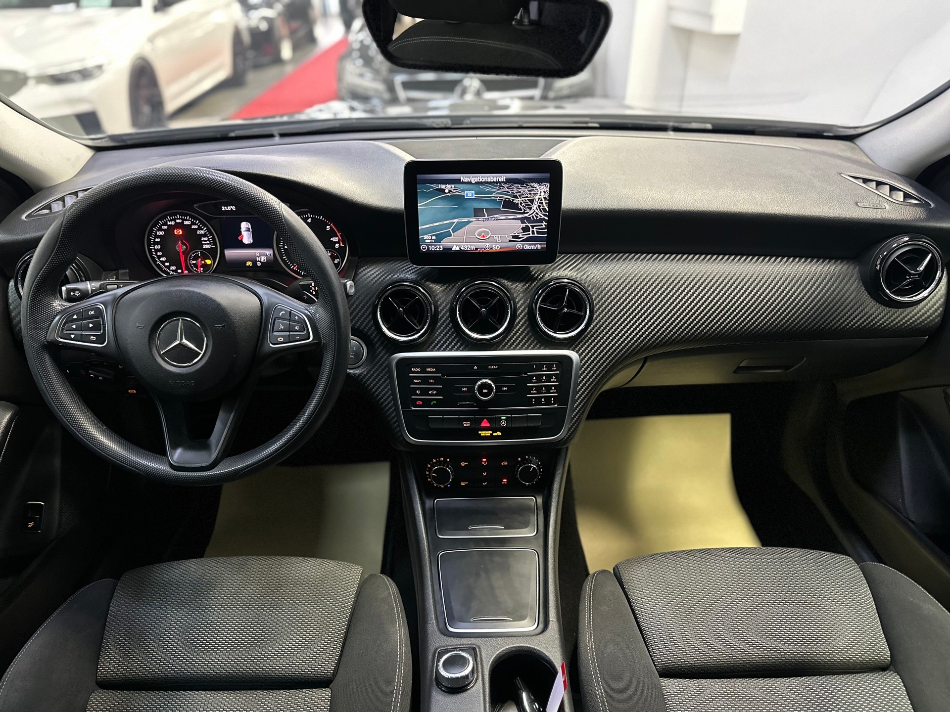 MERCEDES-BENZ GLA 180 d 7G-DCT-image-13