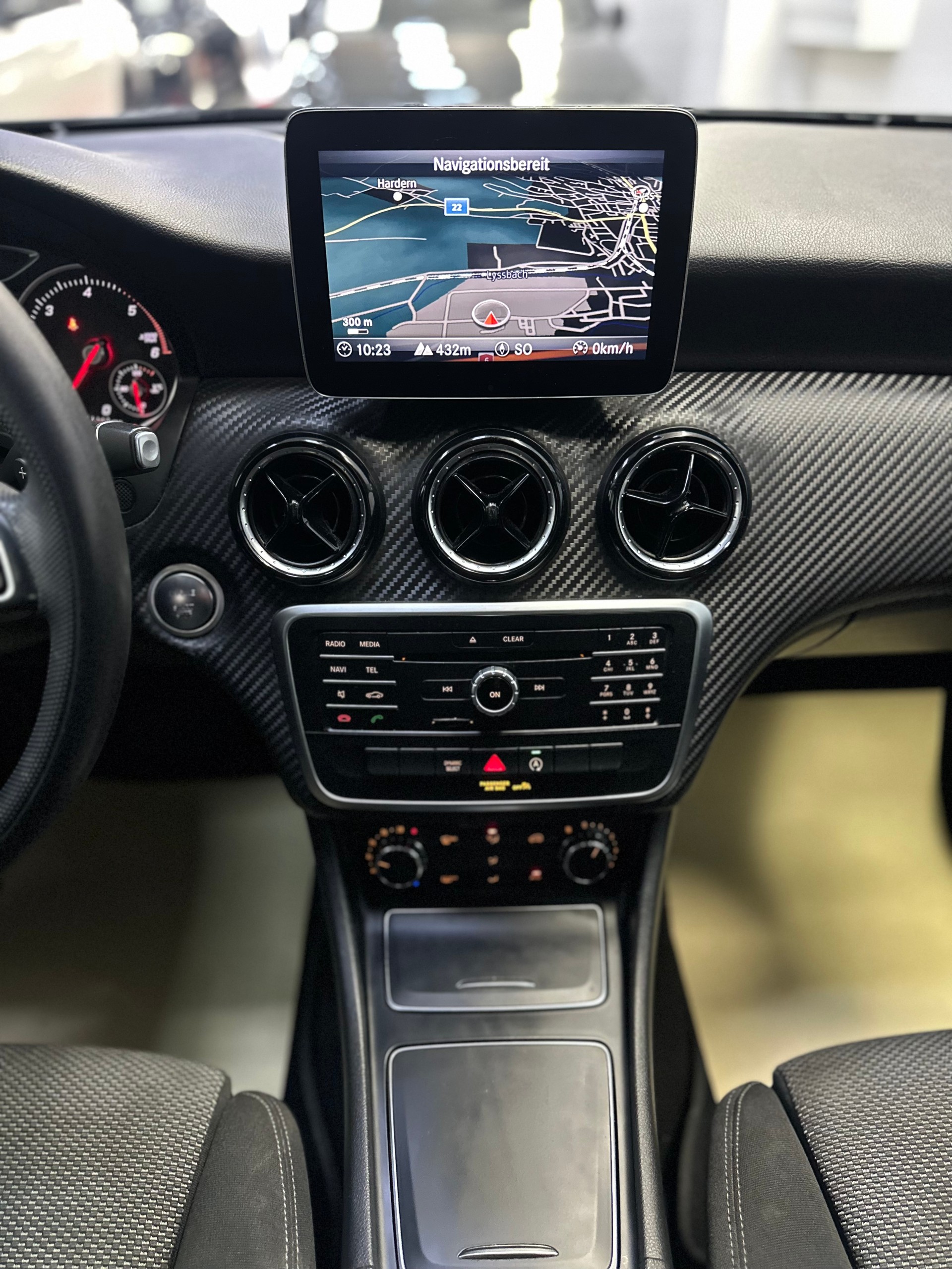MERCEDES-BENZ GLA 180 d 7G-DCT-image-12