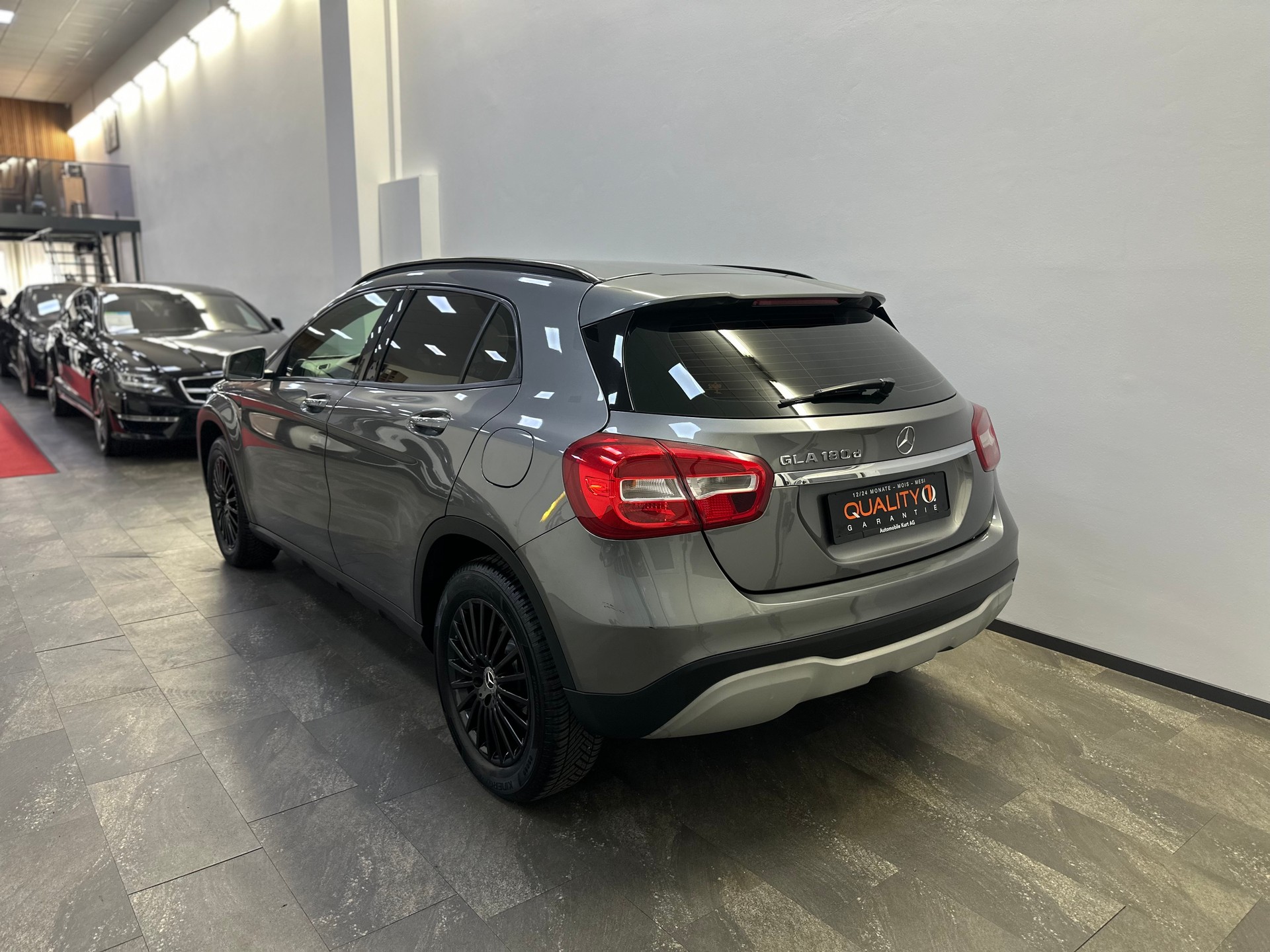 MERCEDES-BENZ GLA 180 d 7G-DCT-showroom-element-3