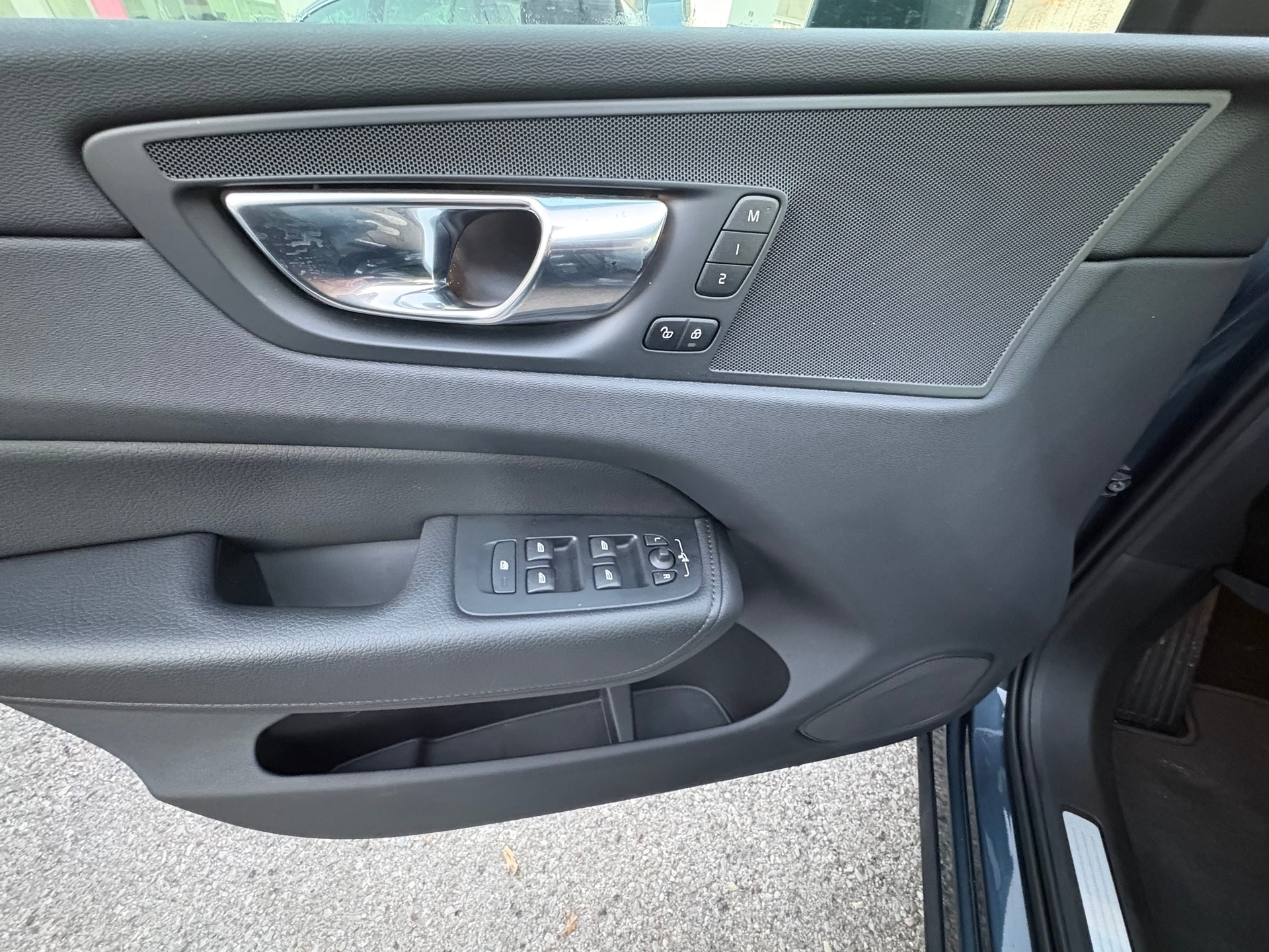 VOLVO XC60 B4 Diesel Mild Hybrid AWD Plus Bright Geartronic-image-17