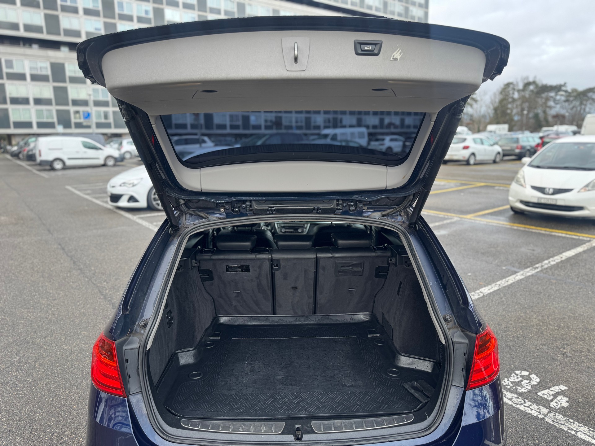 BMW 330d Touring Luxury Line Steptronic-image-10