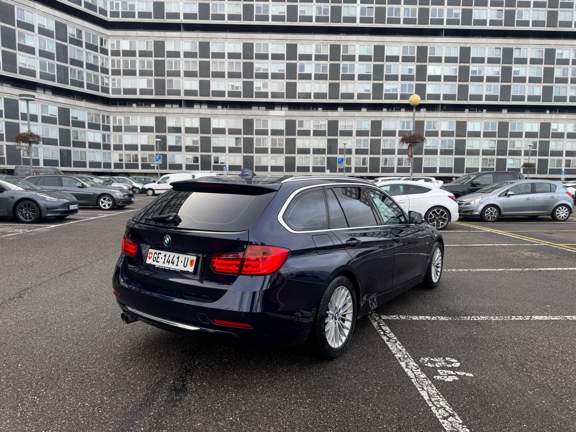 BMW 330d Touring Luxury Line Steptronic-image-9