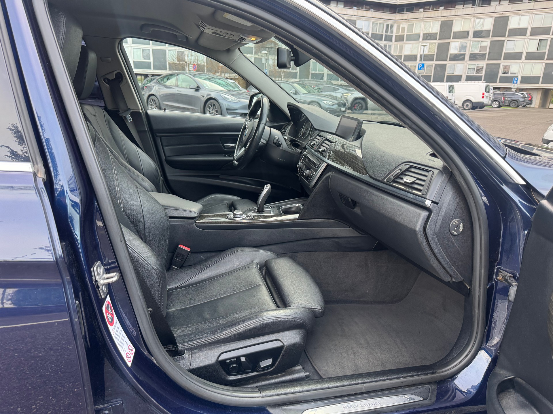 BMW 330d Touring Luxury Line Steptronic-image-11