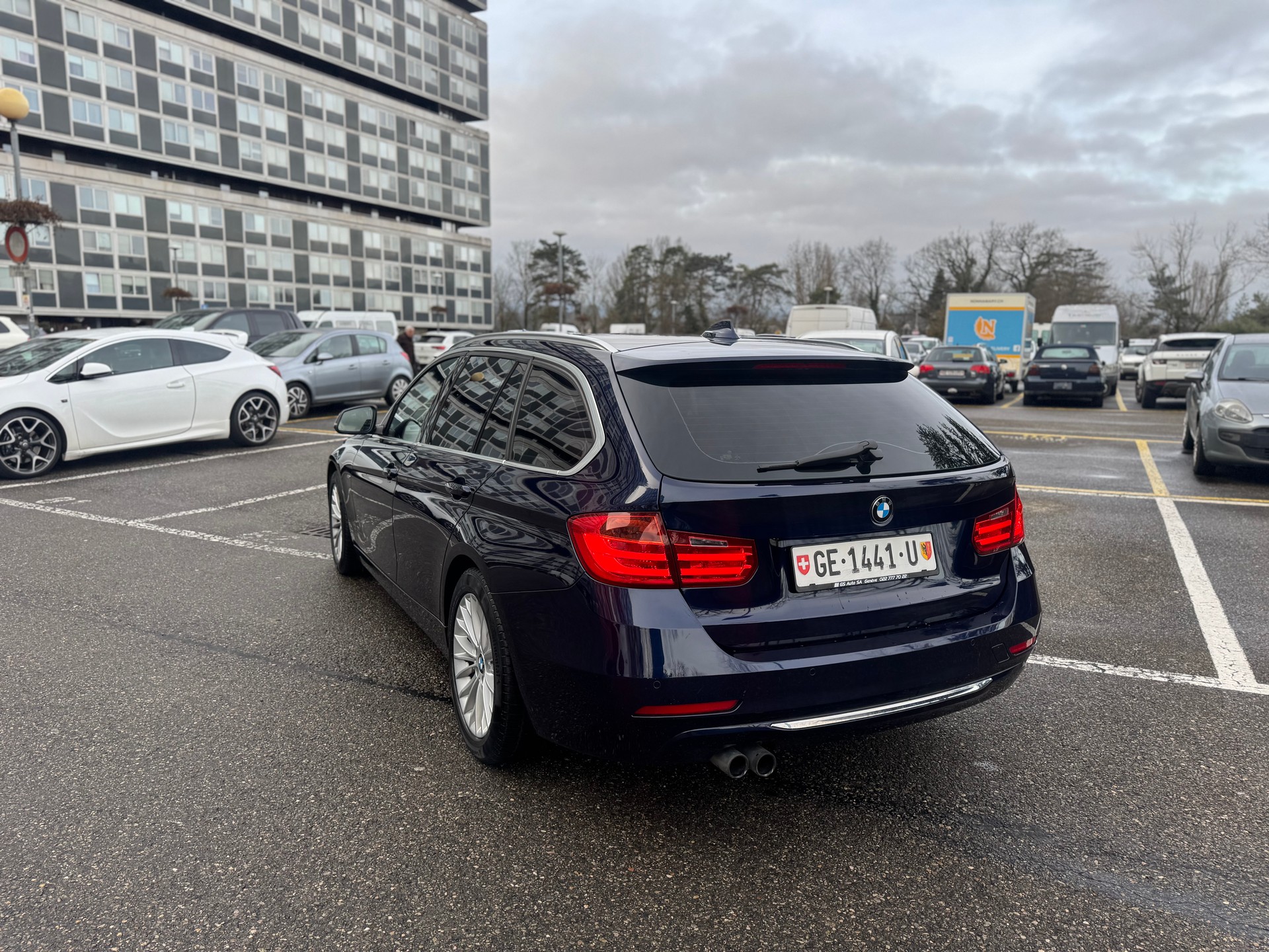 BMW 330d Touring Luxury Line Steptronic-image-8