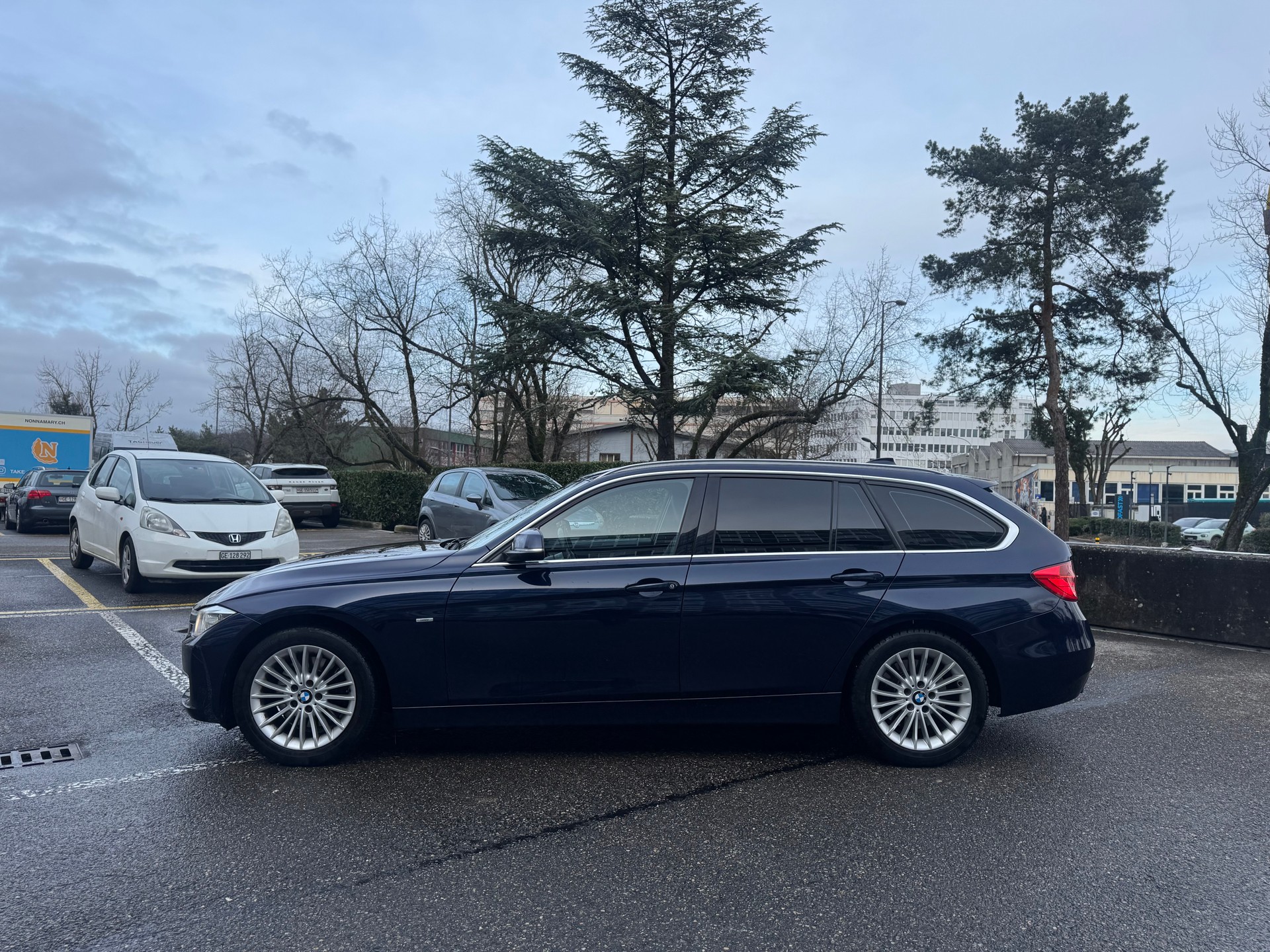 BMW 330d Touring Luxury Line Steptronic-image-6