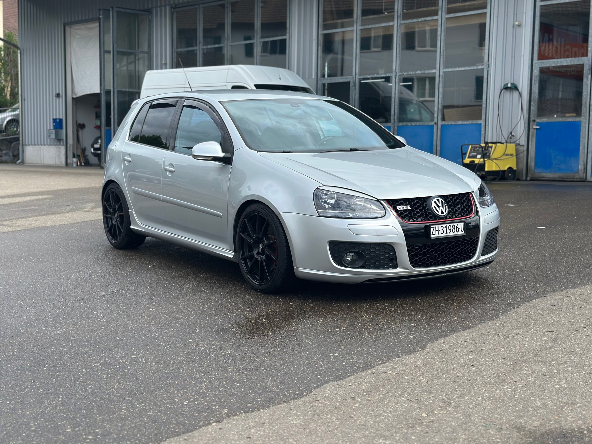 VW Golf 2.0 TFSI GTI-showroom-element-3