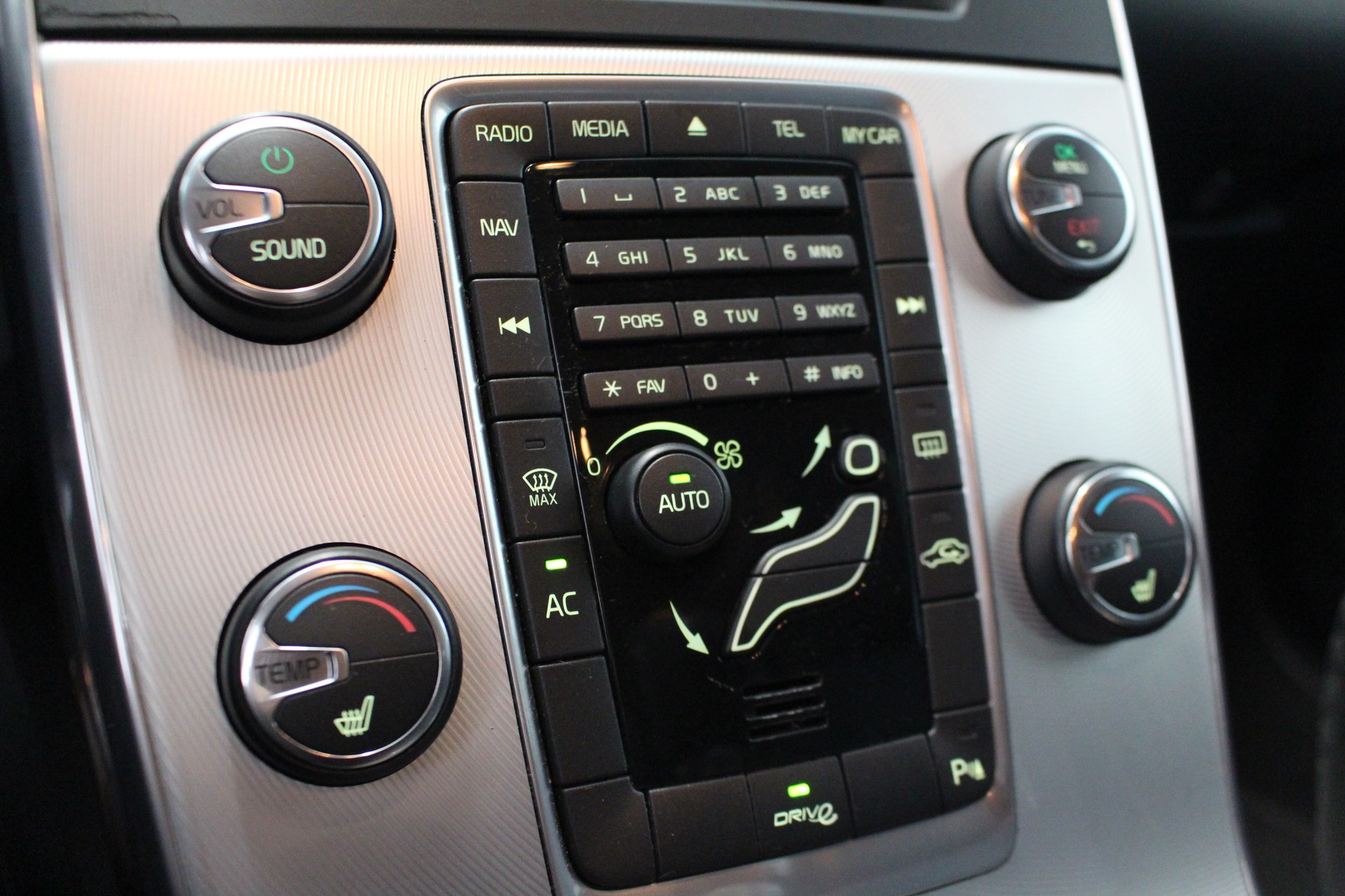 VOLVO V60 1.6 T4 Momentum-image-16
