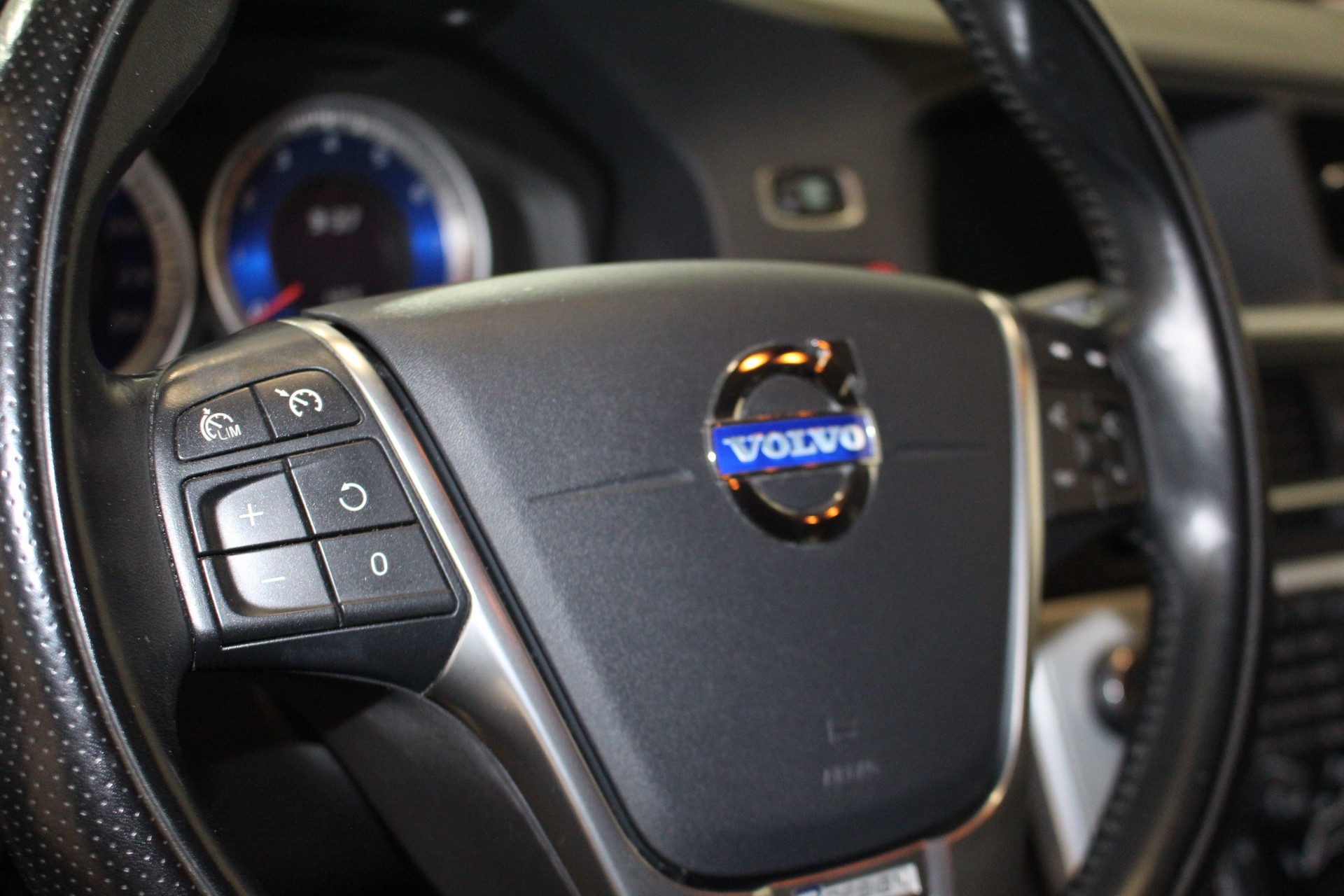VOLVO V60 1.6 T4 Momentum-image-13