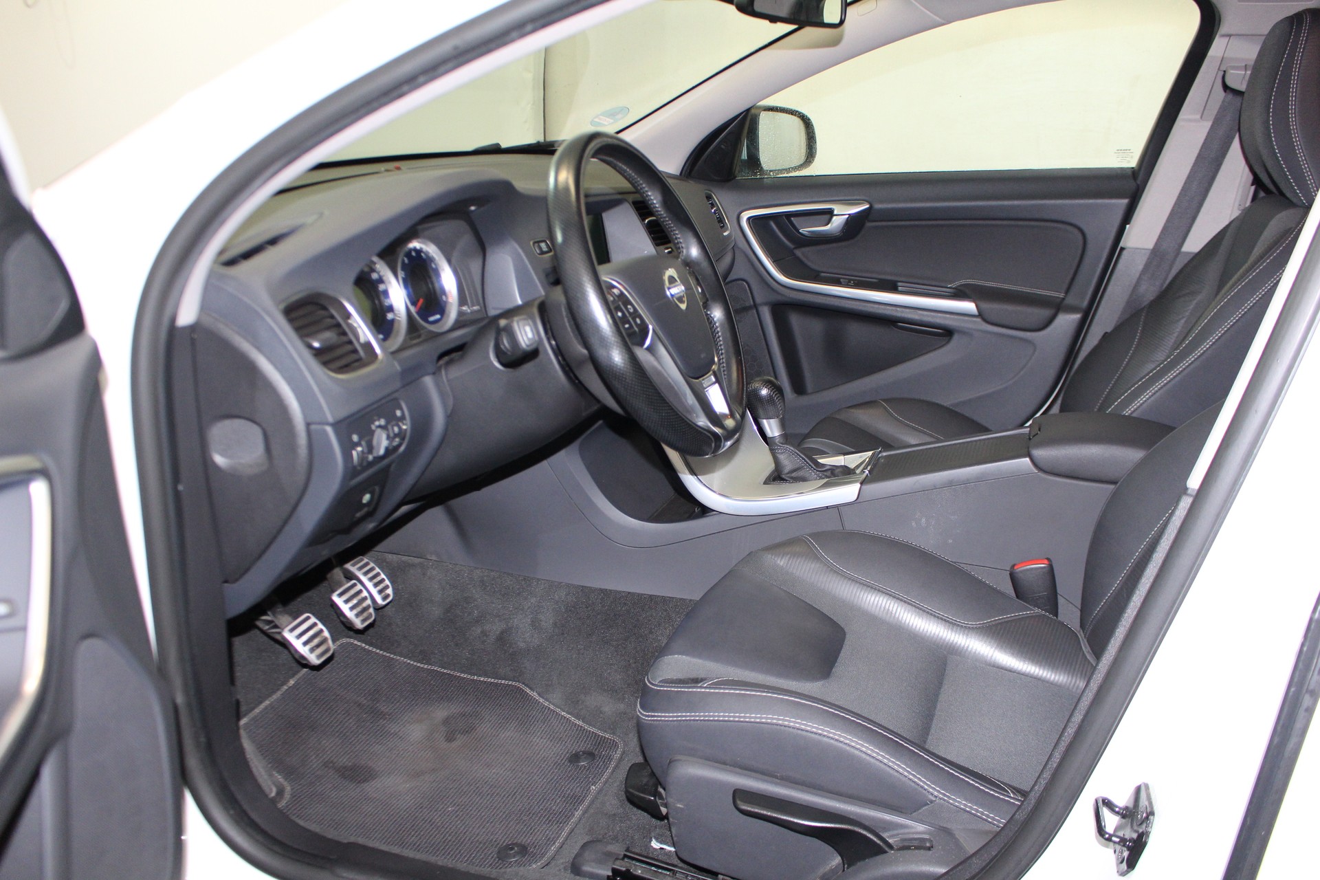 VOLVO V60 1.6 T4 Momentum-image-6