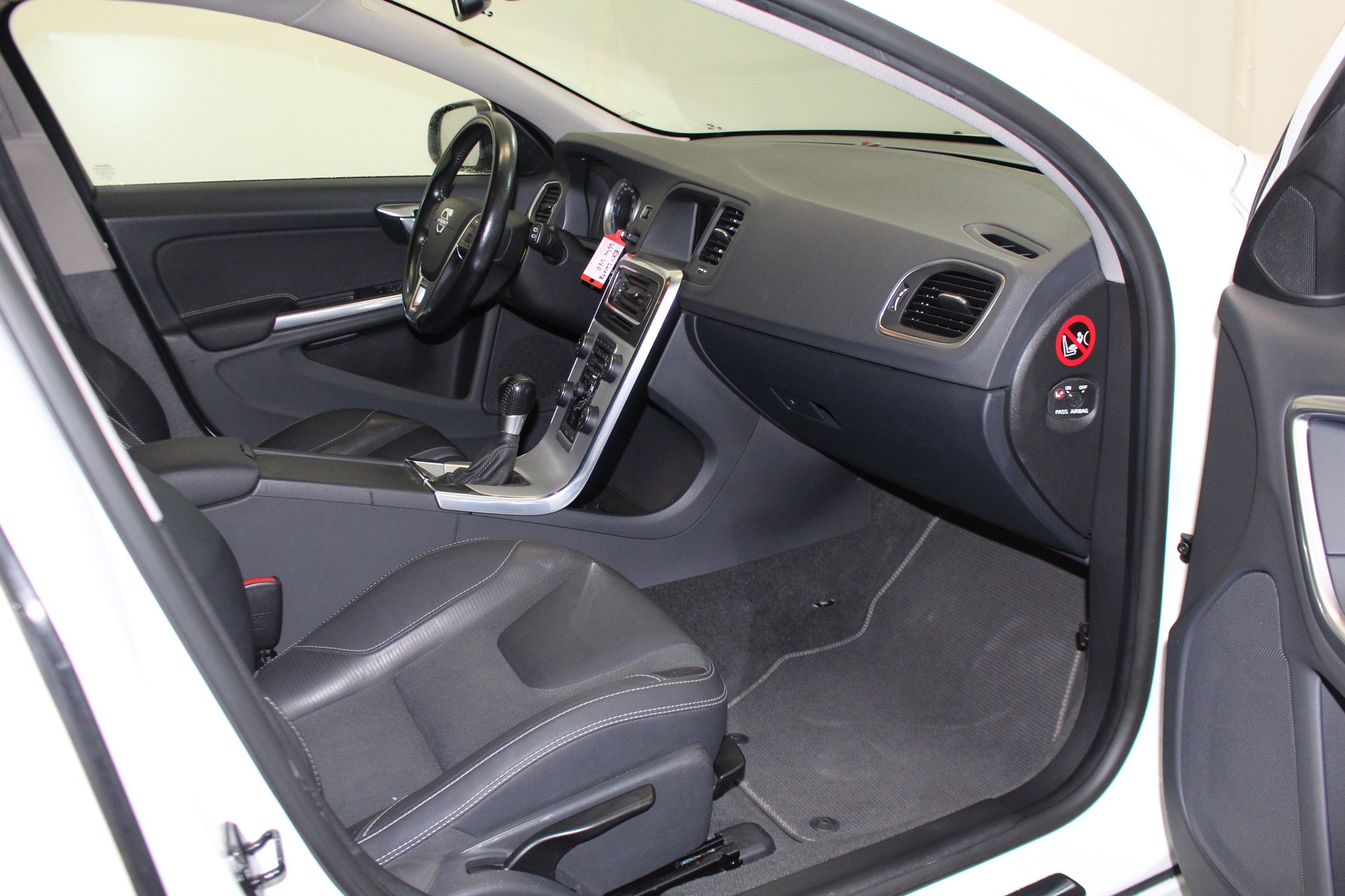 VOLVO V60 1.6 T4 Momentum-image-10