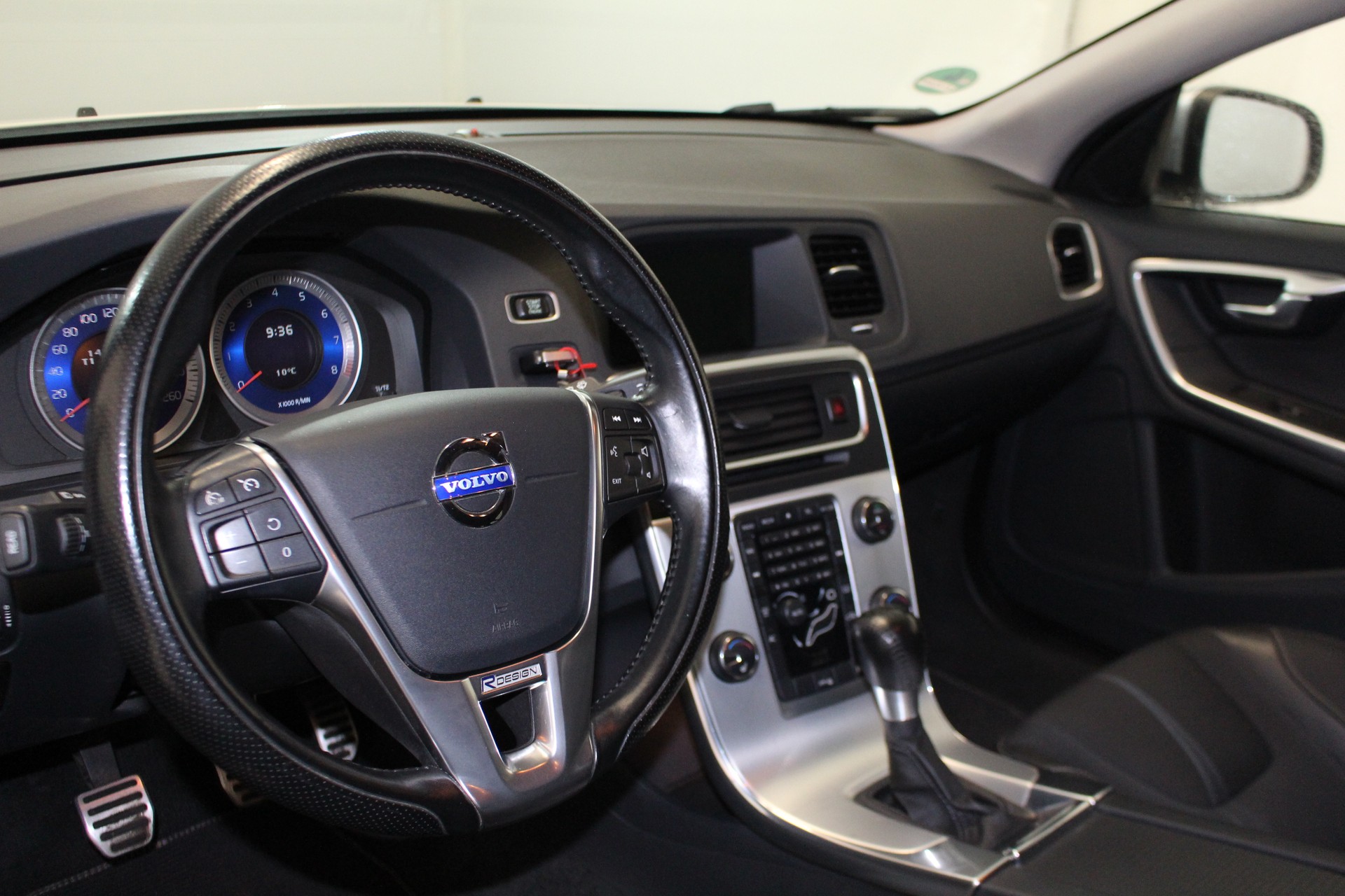 VOLVO V60 1.6 T4 Momentum-image-11