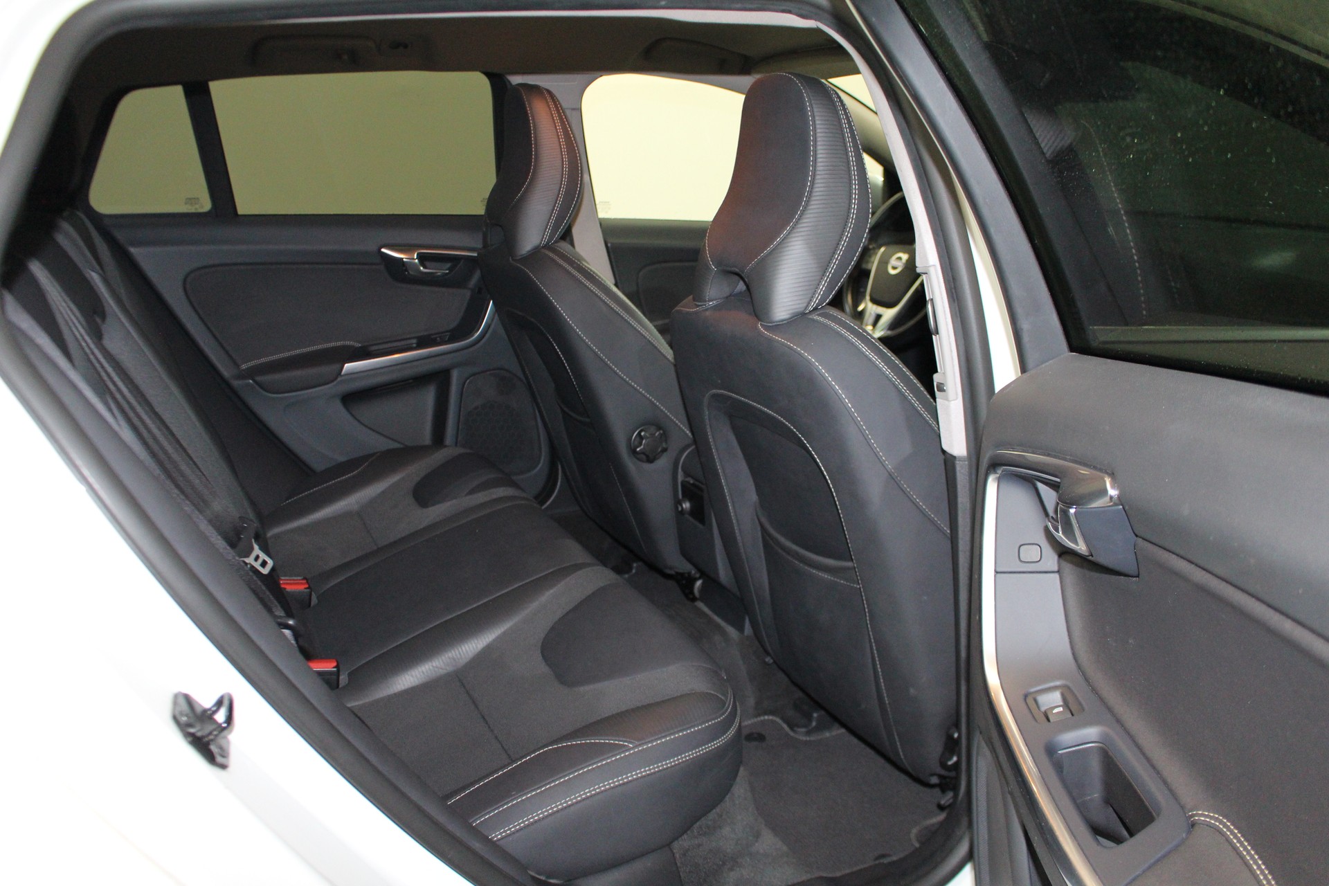 VOLVO V60 1.6 T4 Momentum-image-9