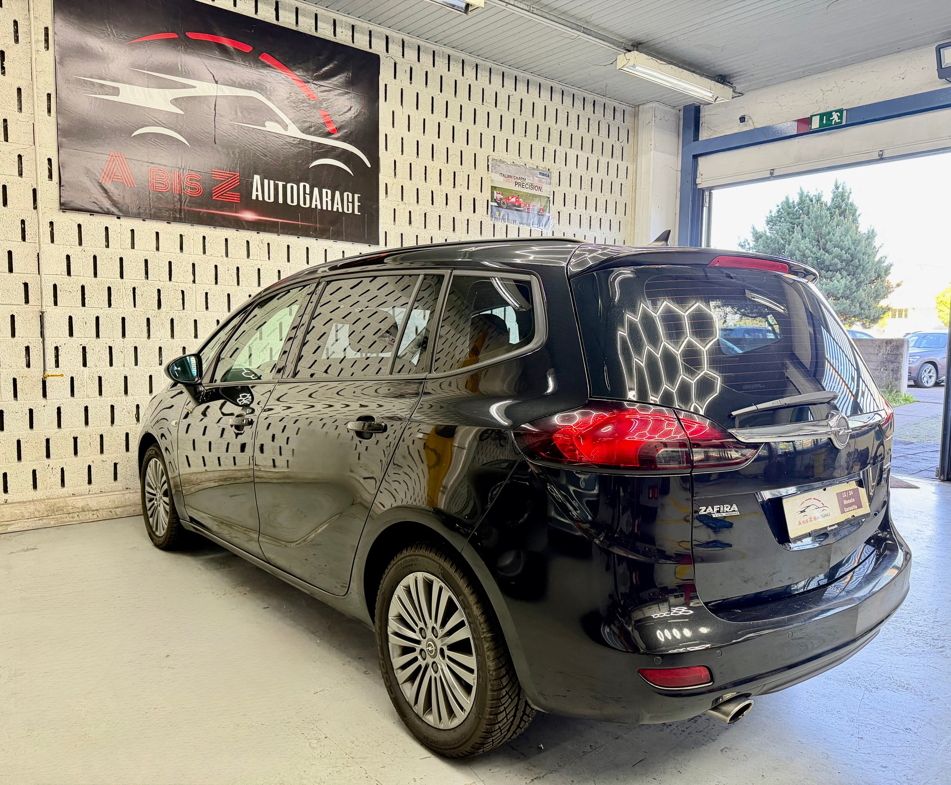 OPEL Zafira Tourer 1.6i 16V Turbo Cosmo Automatic-image-13