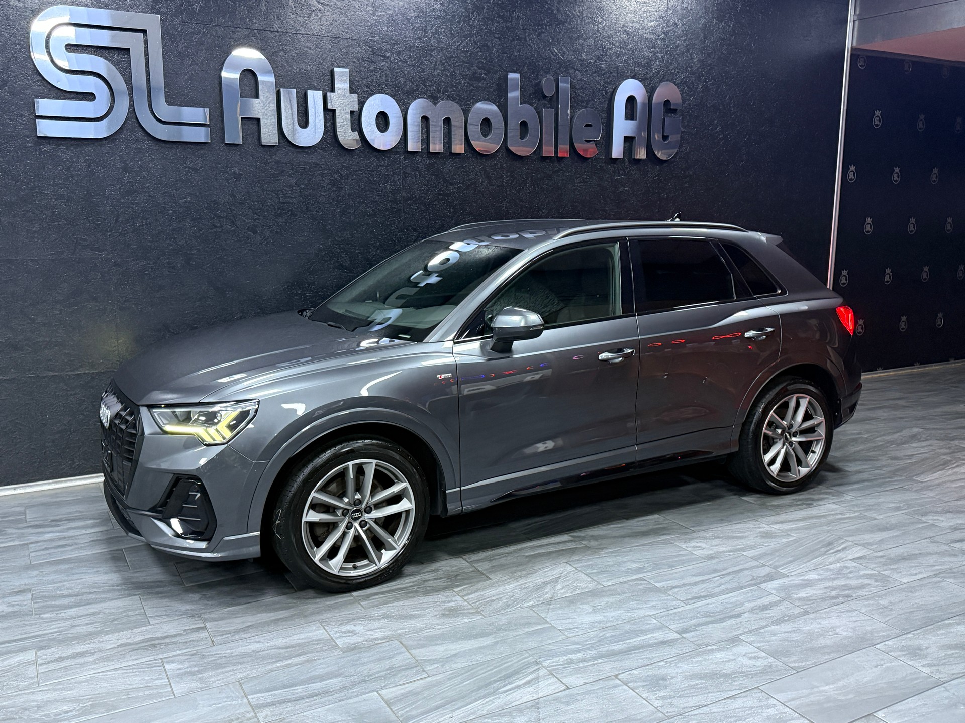 AUDI Q3 40 TFSI S line quattro S-tronic / CH Fz aus 1 Hand / Leasing ab 199.- Monate-showroom-element-2