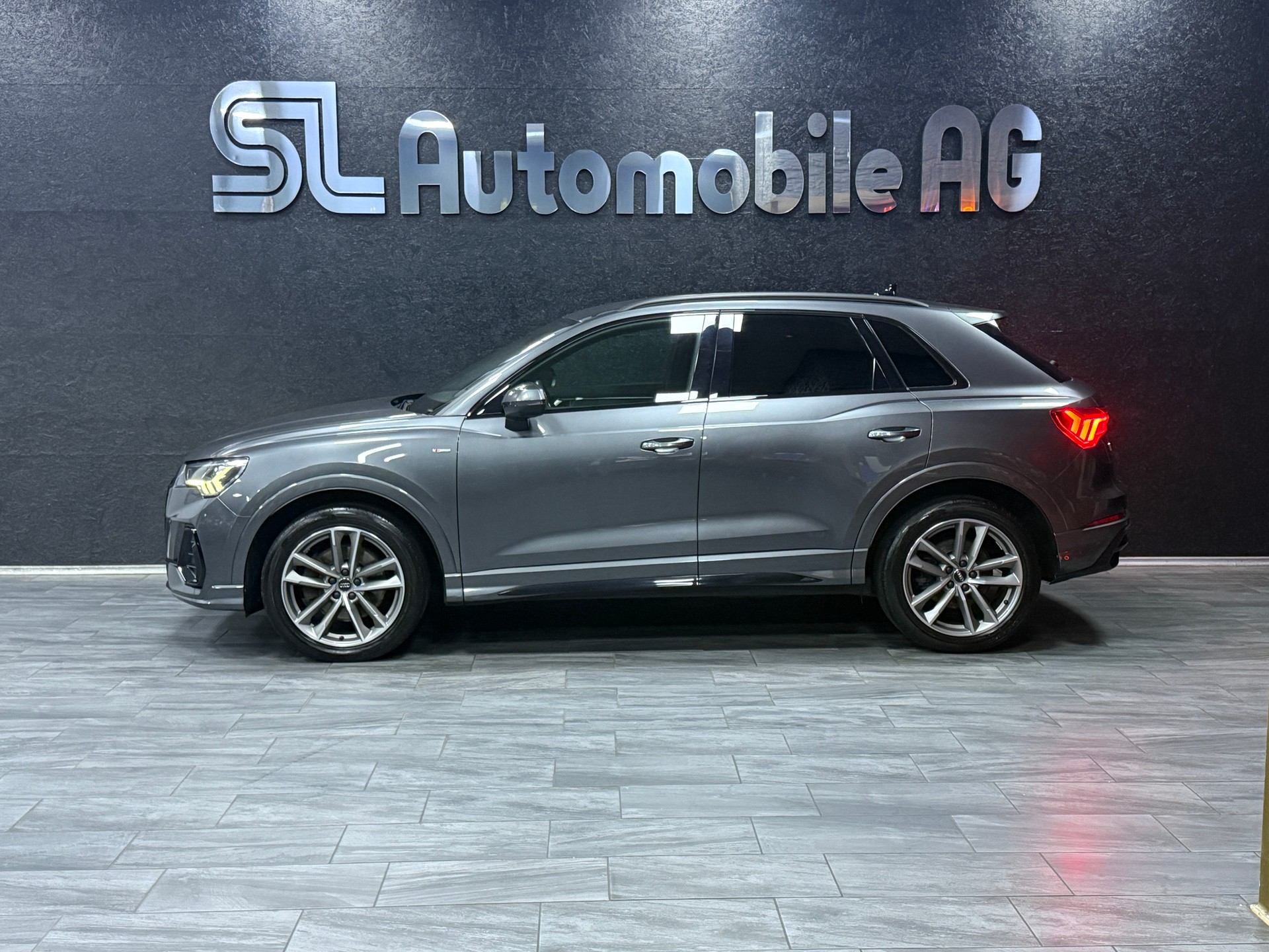 AUDI Q3 40 TFSI S line quattro S-tronic / CH Fz aus 1 Hand / Leasing ab 199.- Monate-showroom-element-3