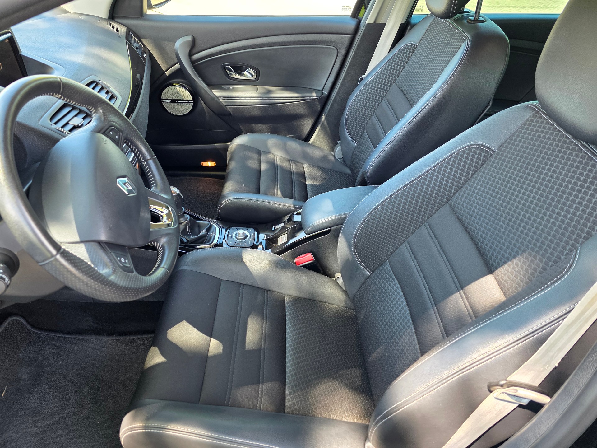 RENAULT Mégane Grandtour 1.2 16V Turbo Bose-image-11