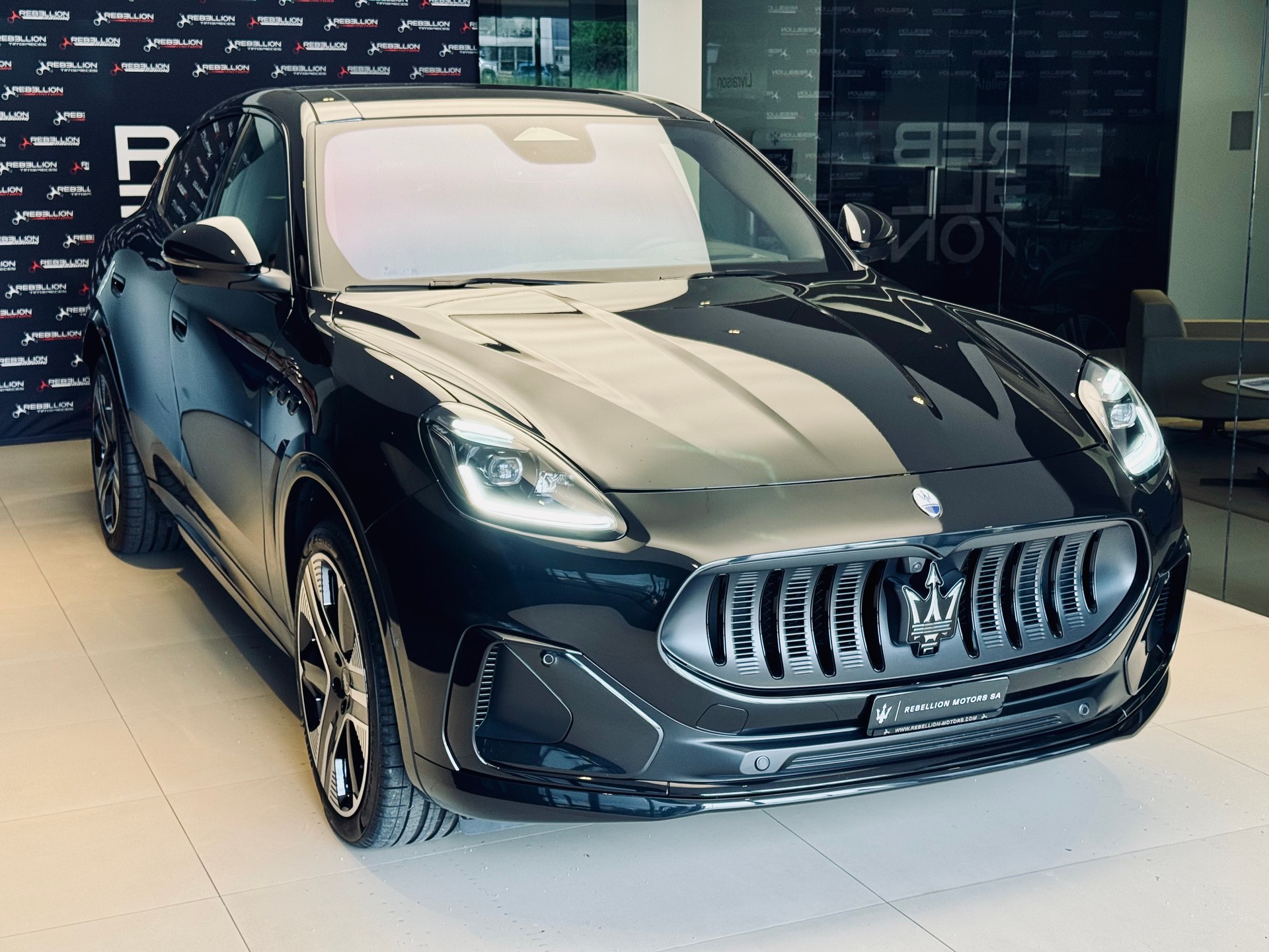 MASERATI Grecale Folgore 105kWh-showroom-element-2
