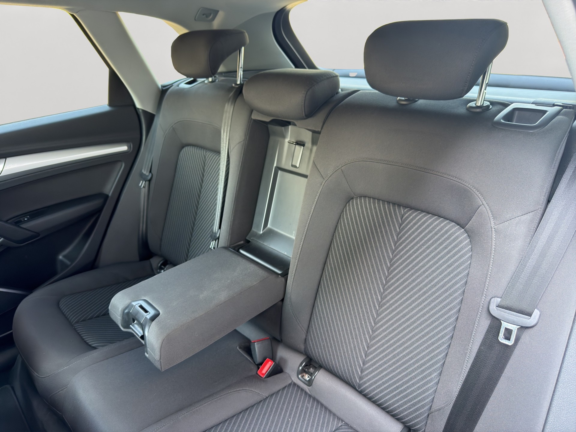 AUDI Q5 35 TDI quattro S-tronic-image-3
