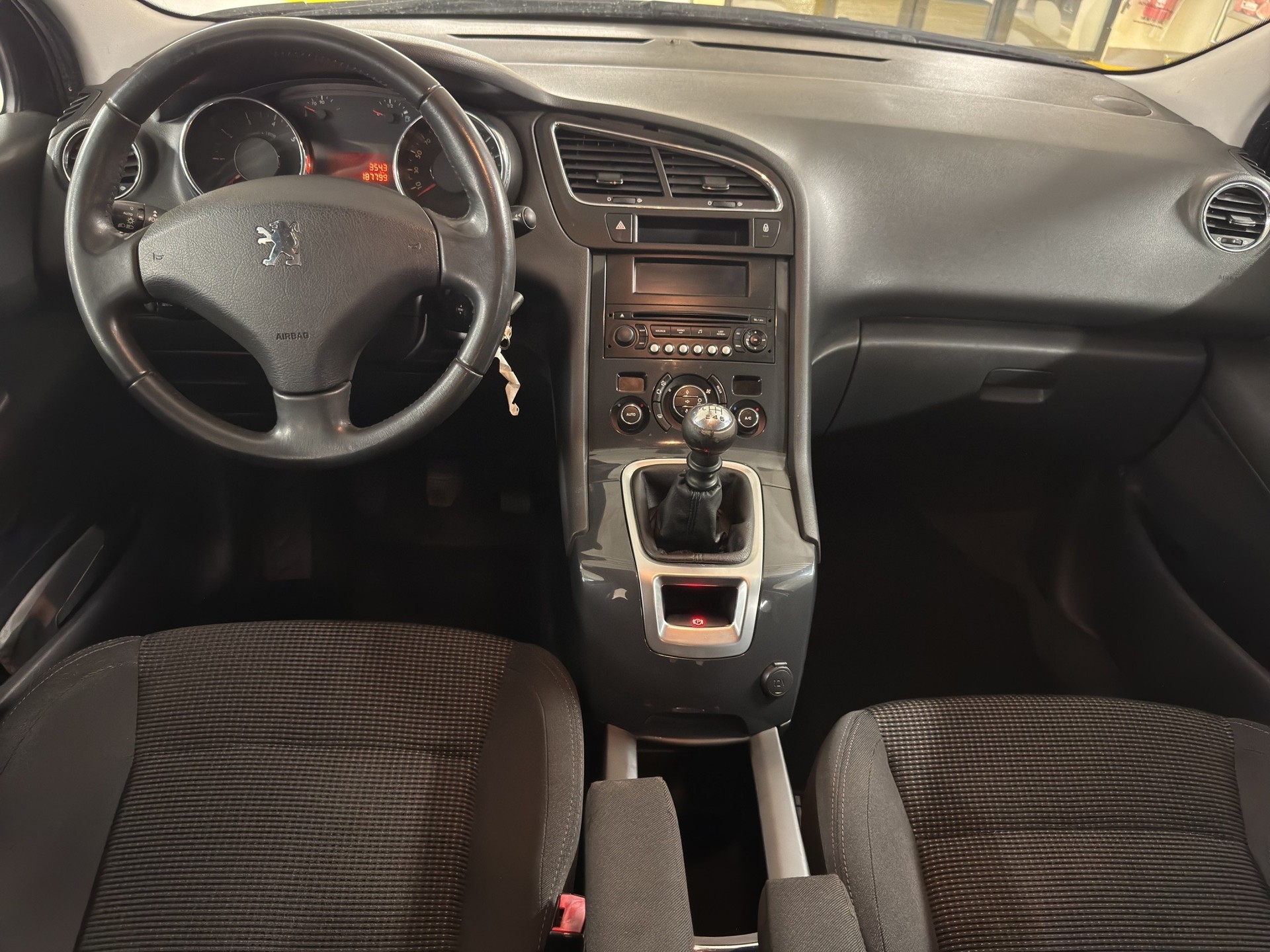 PEUGEOT 5008 1.6 16V T Sport Pack-image-10