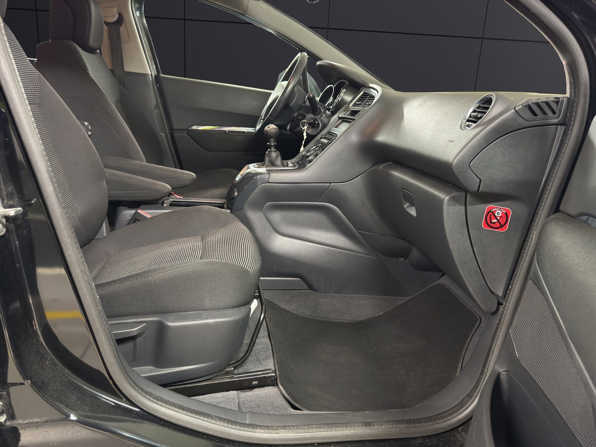 PEUGEOT 5008 1.6 16V T Sport Pack-image-12