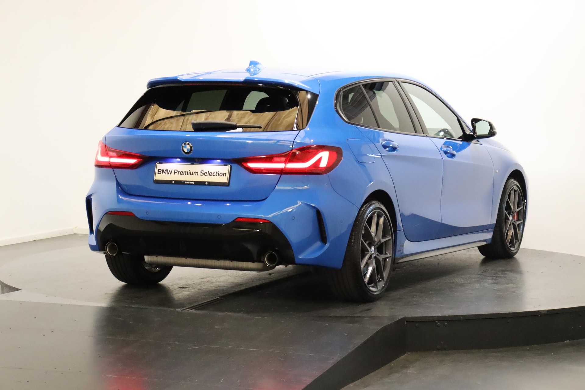 BMW 128ti-showroom-element-2