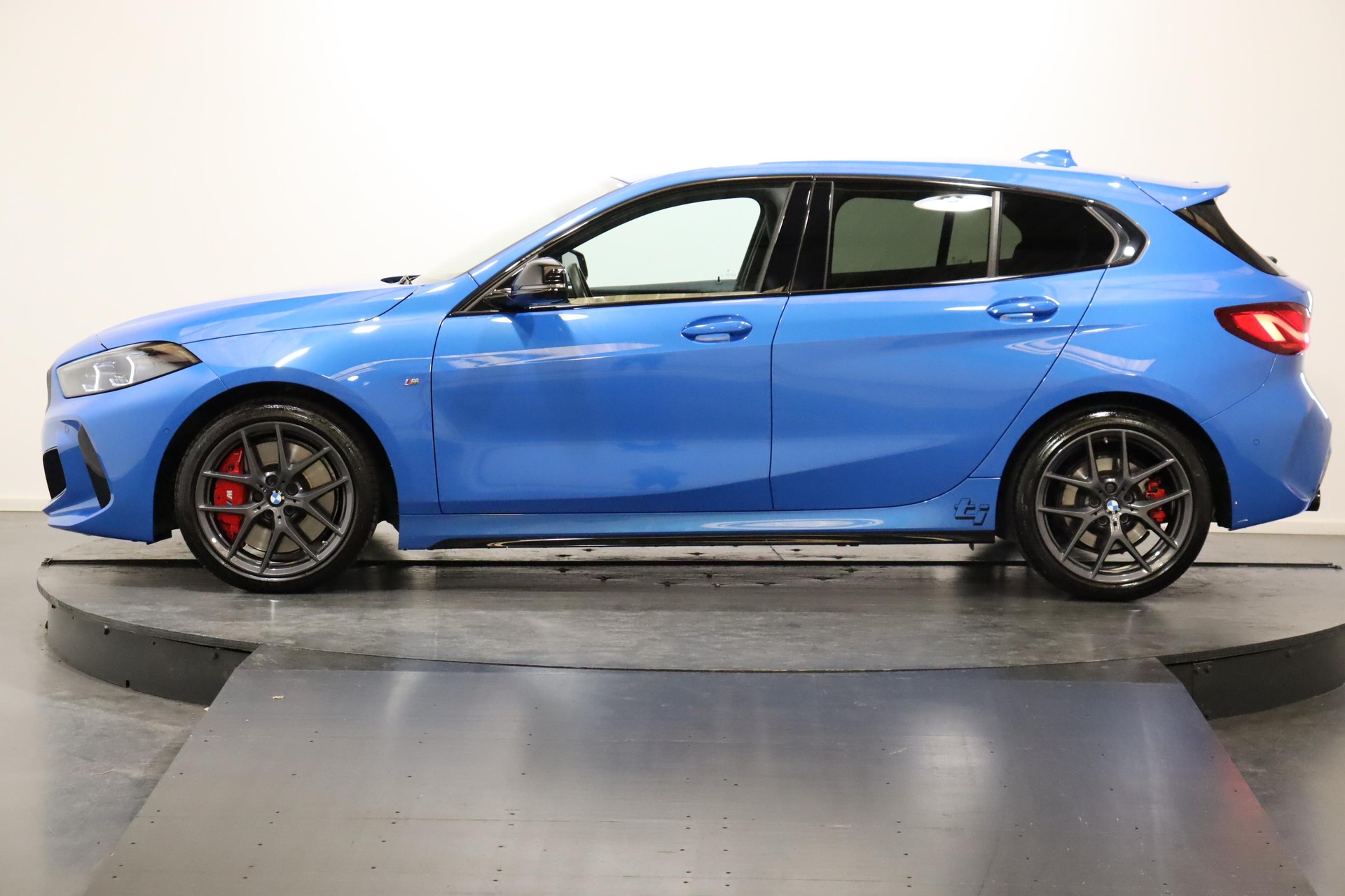 BMW 128ti-showroom-element-1