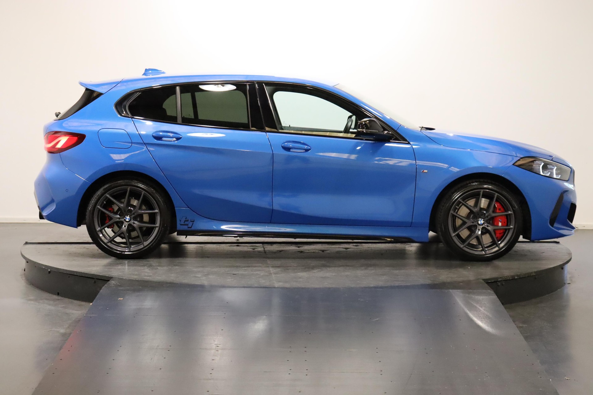 BMW 128ti-showroom-element-3