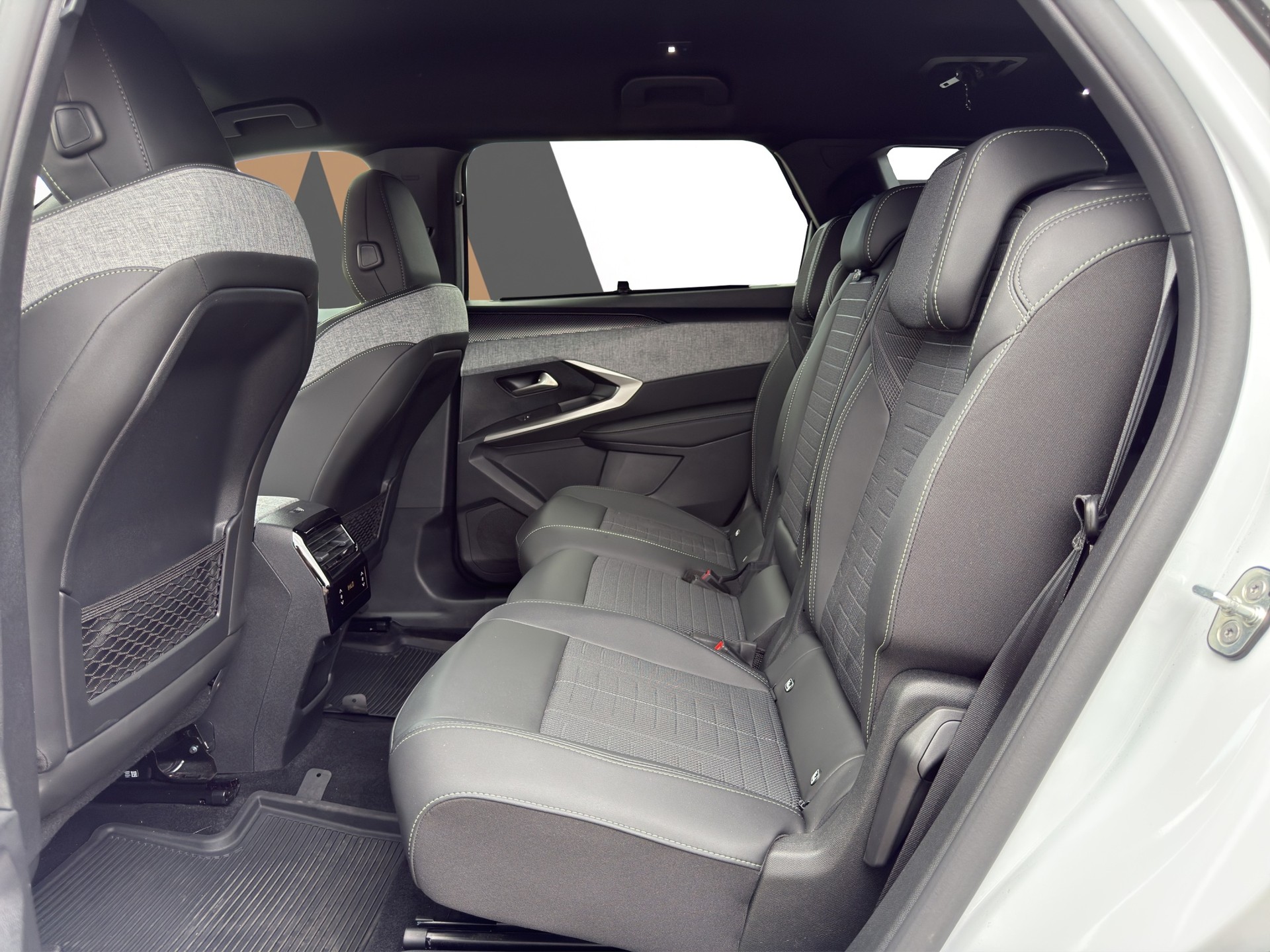 PEUGEOT 5008 1.2 Hybrid e-DCS6 GT 7 Plätzer-image-15