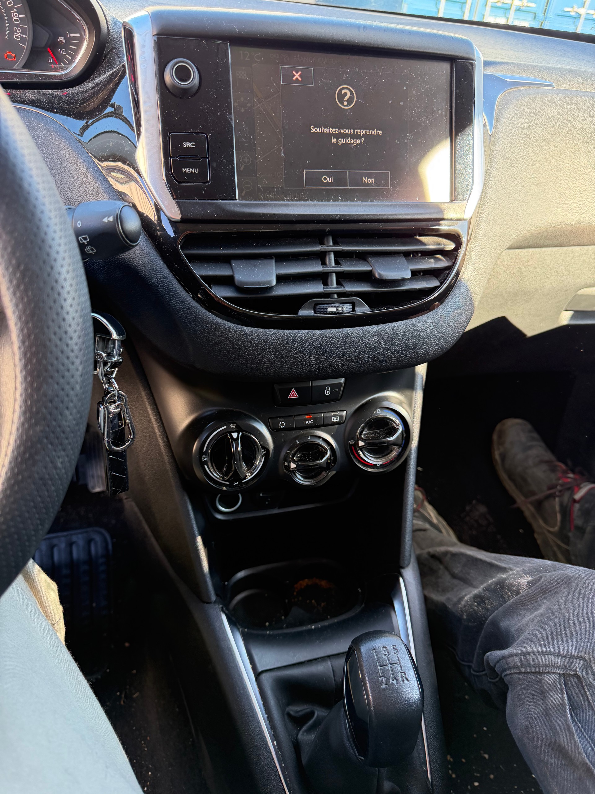 PEUGEOT 208 1.2 VTI Roland Garros-image-9
