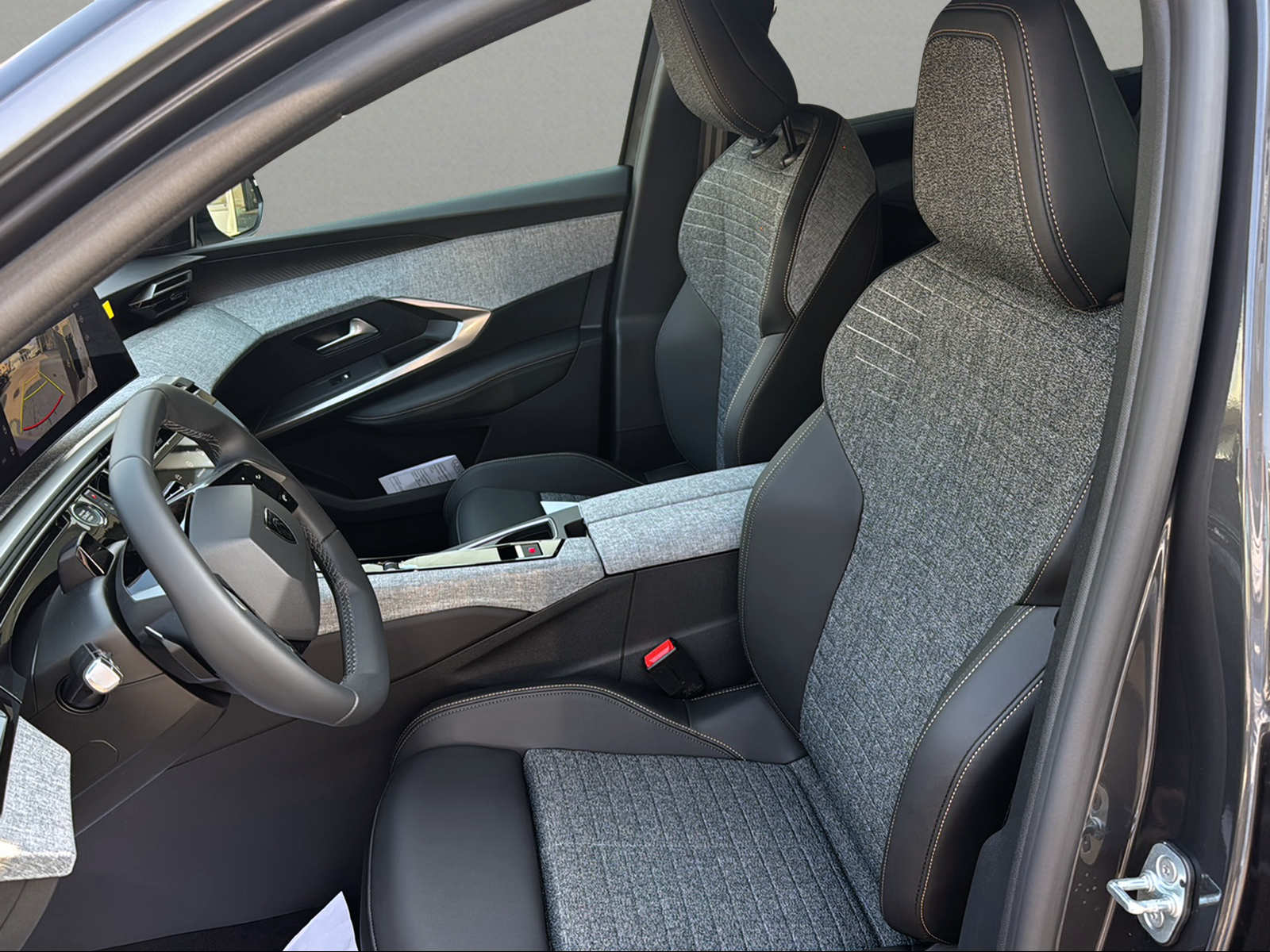 PEUGEOT 5008 145 Hybrid e-DCS6 Allure-showroom-element-3