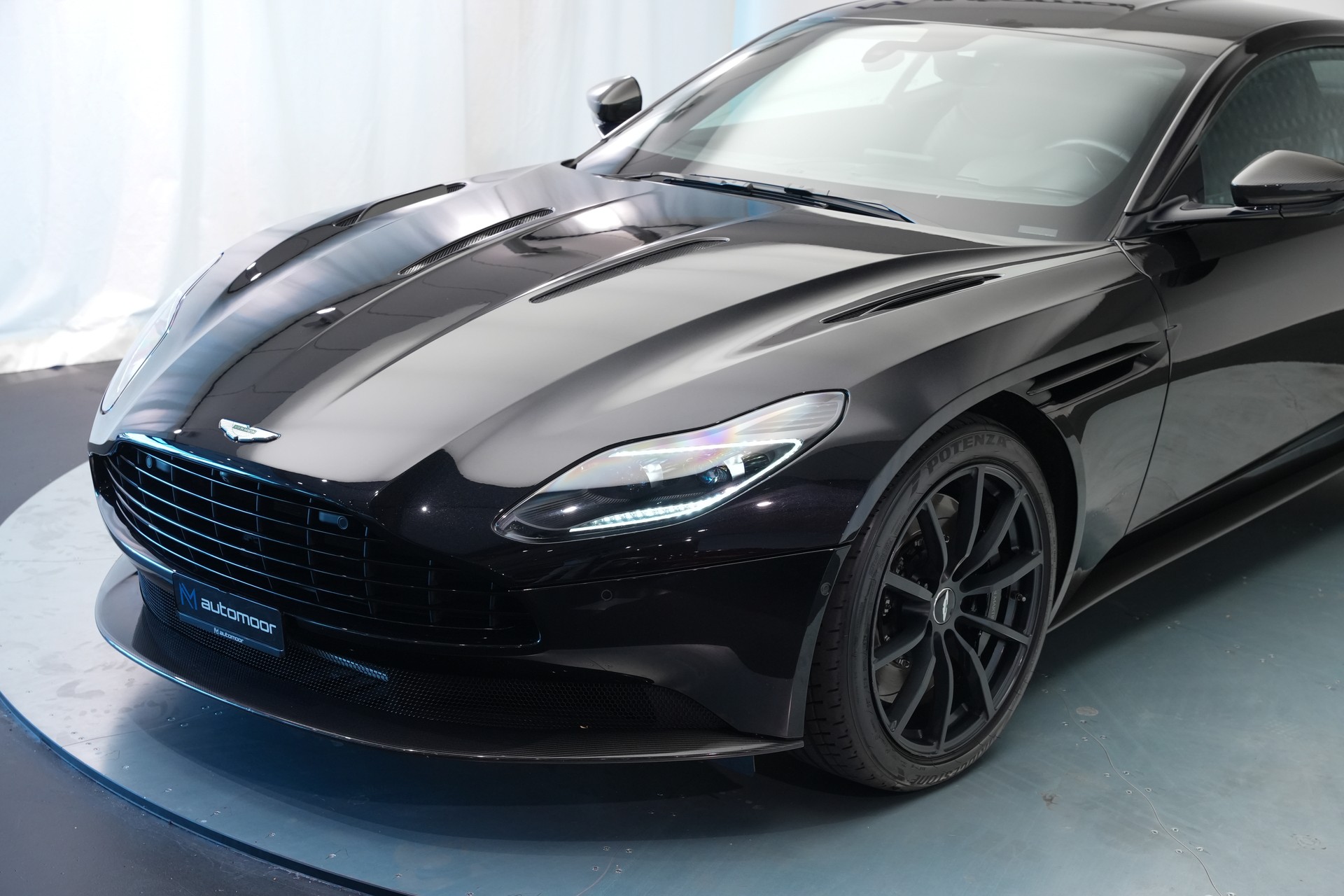 ASTON MARTIN DB11 V12 Touchtronic 3 AMR *Carbon*-image-51