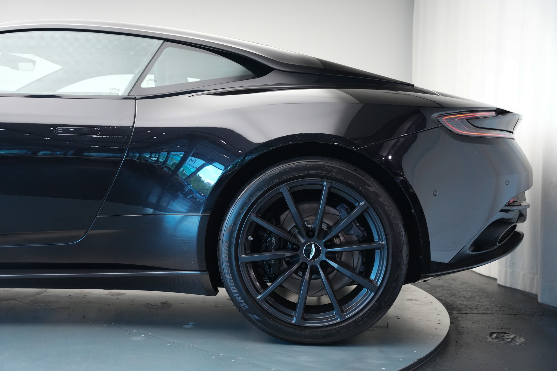 ASTON MARTIN DB11 V12 Touchtronic 3 AMR *Carbon*-image-41