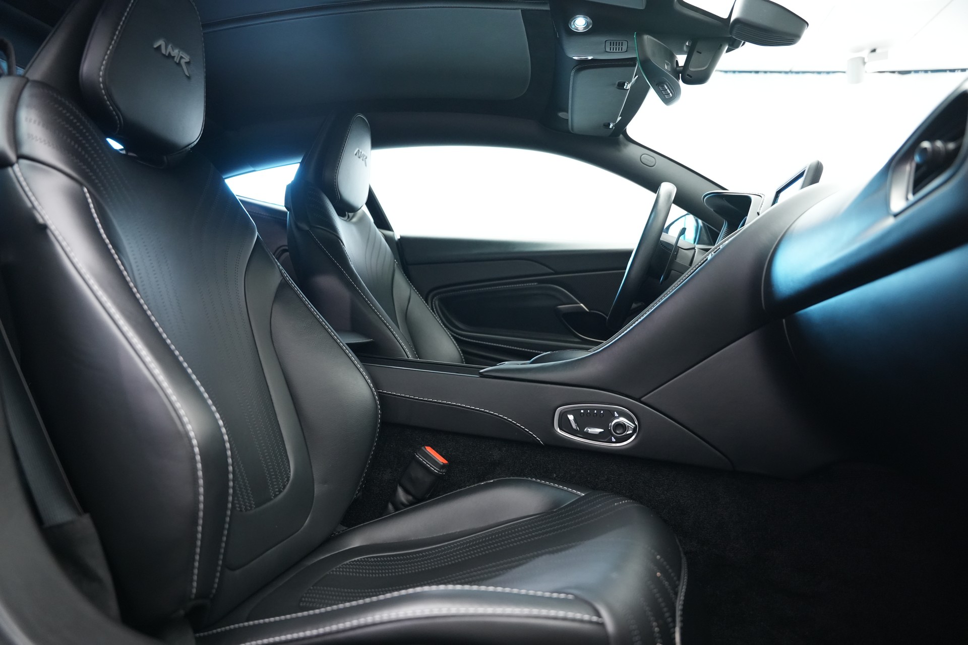 ASTON MARTIN DB11 V12 Touchtronic 3 AMR *Carbon*-image-12