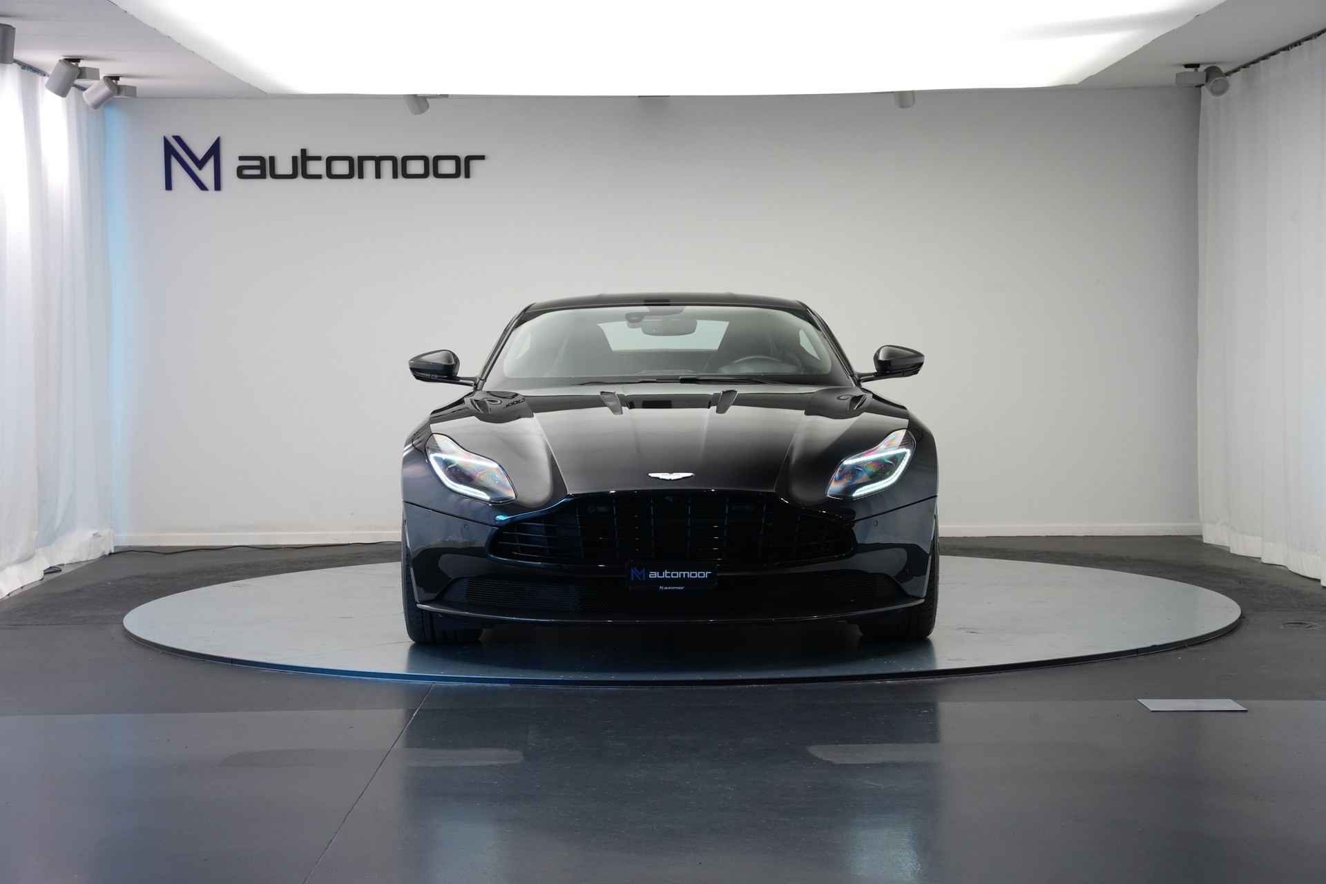 ASTON MARTIN DB11 V12 Touchtronic 3 AMR *Carbon*-showroom-element-1