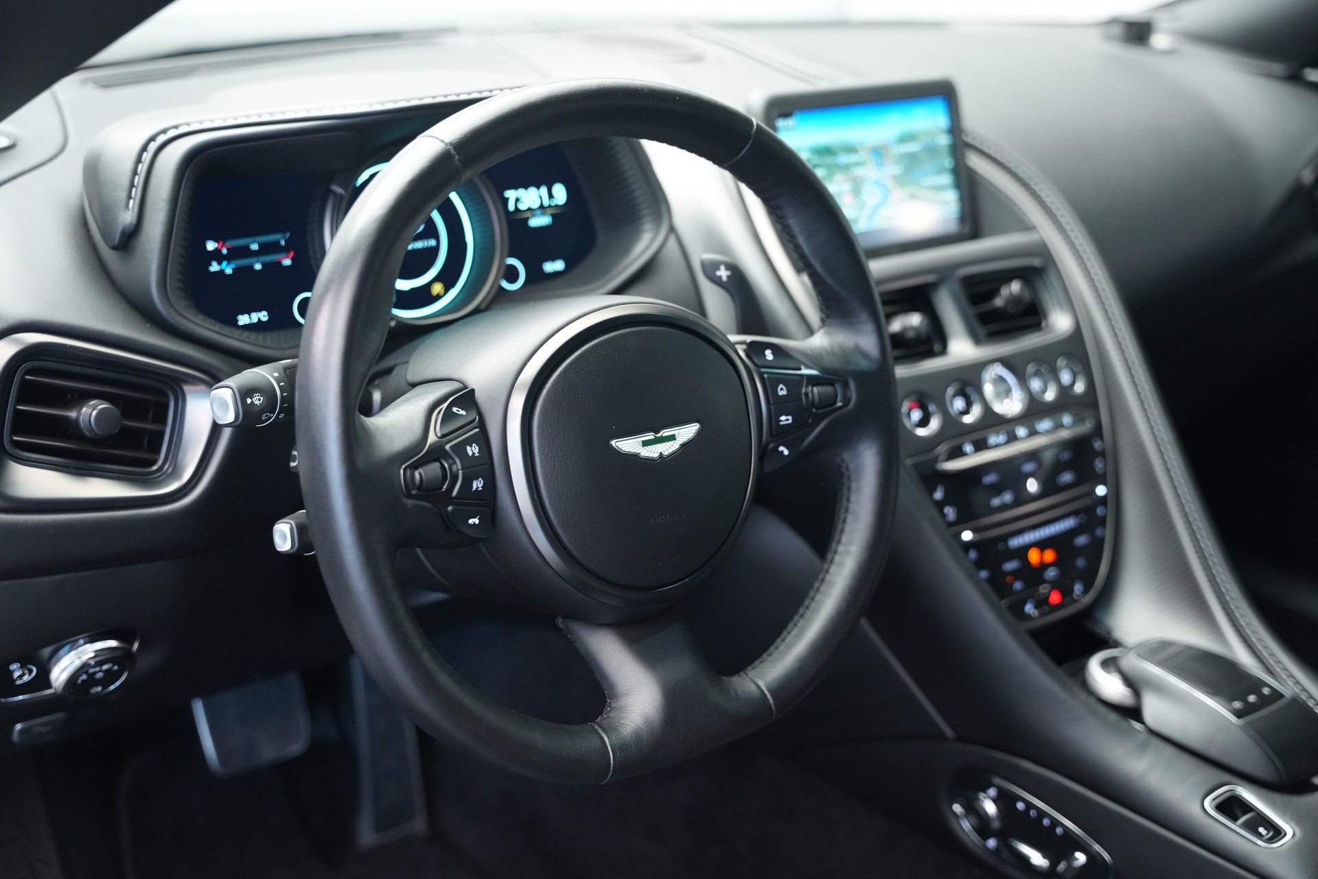 ASTON MARTIN DB11 V12 Touchtronic 3 AMR *Carbon*-image-16