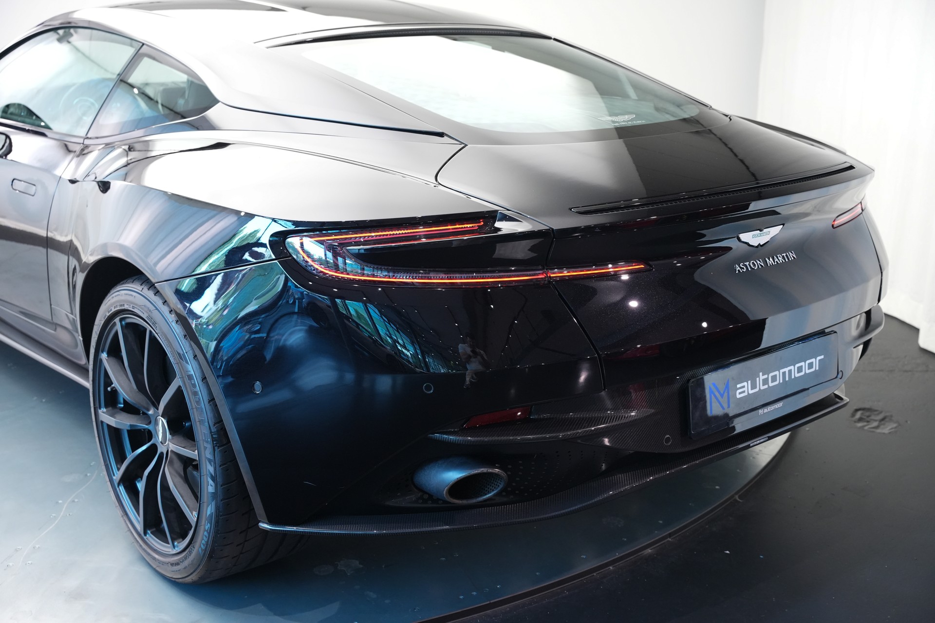 ASTON MARTIN DB11 V12 Touchtronic 3 AMR *Carbon*-image-40