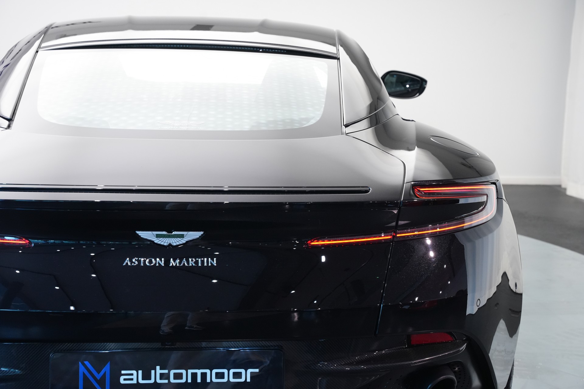 ASTON MARTIN DB11 V12 Touchtronic 3 AMR *Carbon*-image-37