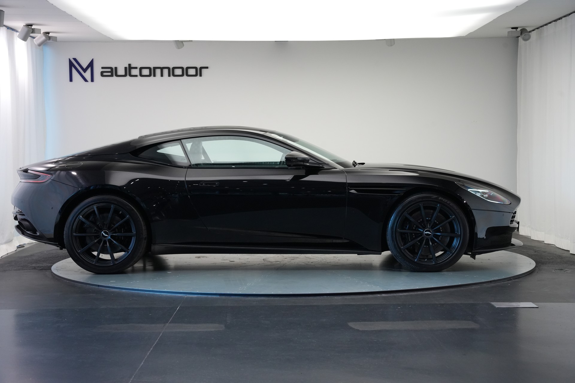 ASTON MARTIN DB11 V12 Touchtronic 3 AMR *Carbon*-showroom-element-3