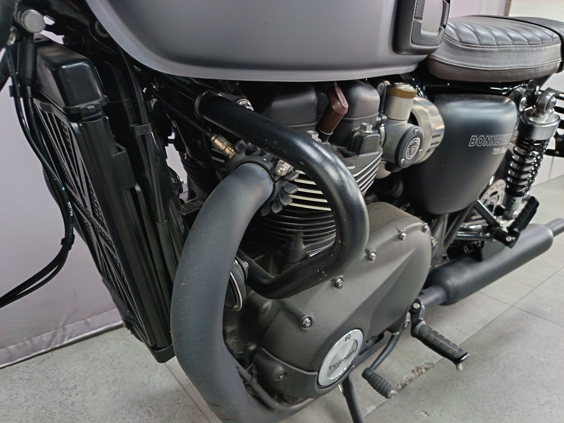 TRIUMPH Bonneville T120 Black-image-9