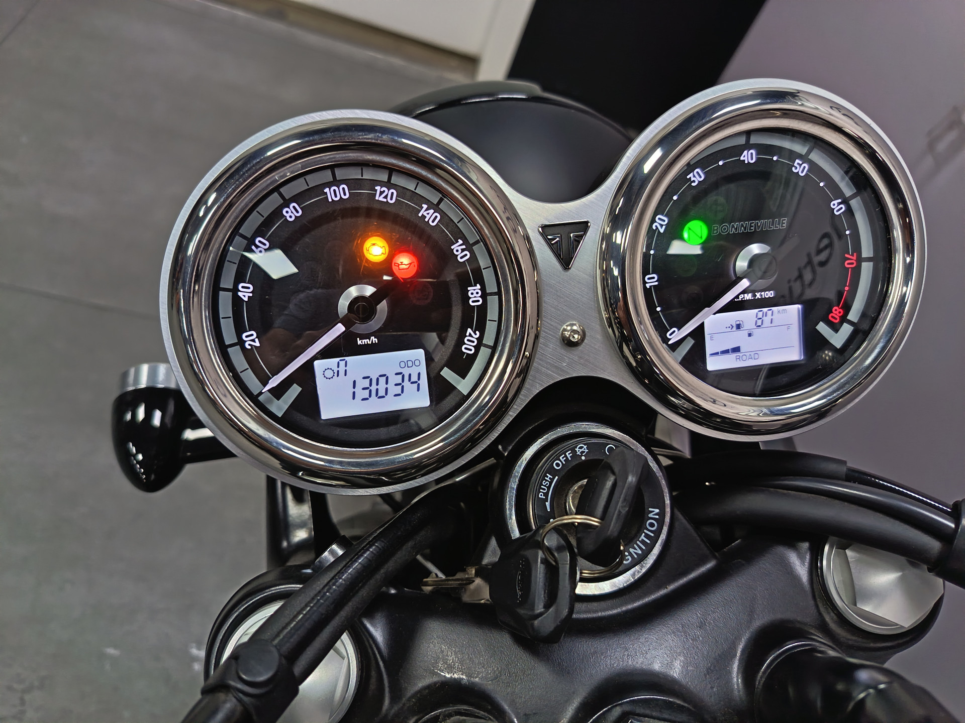 TRIUMPH Bonneville T120 Black-image-8
