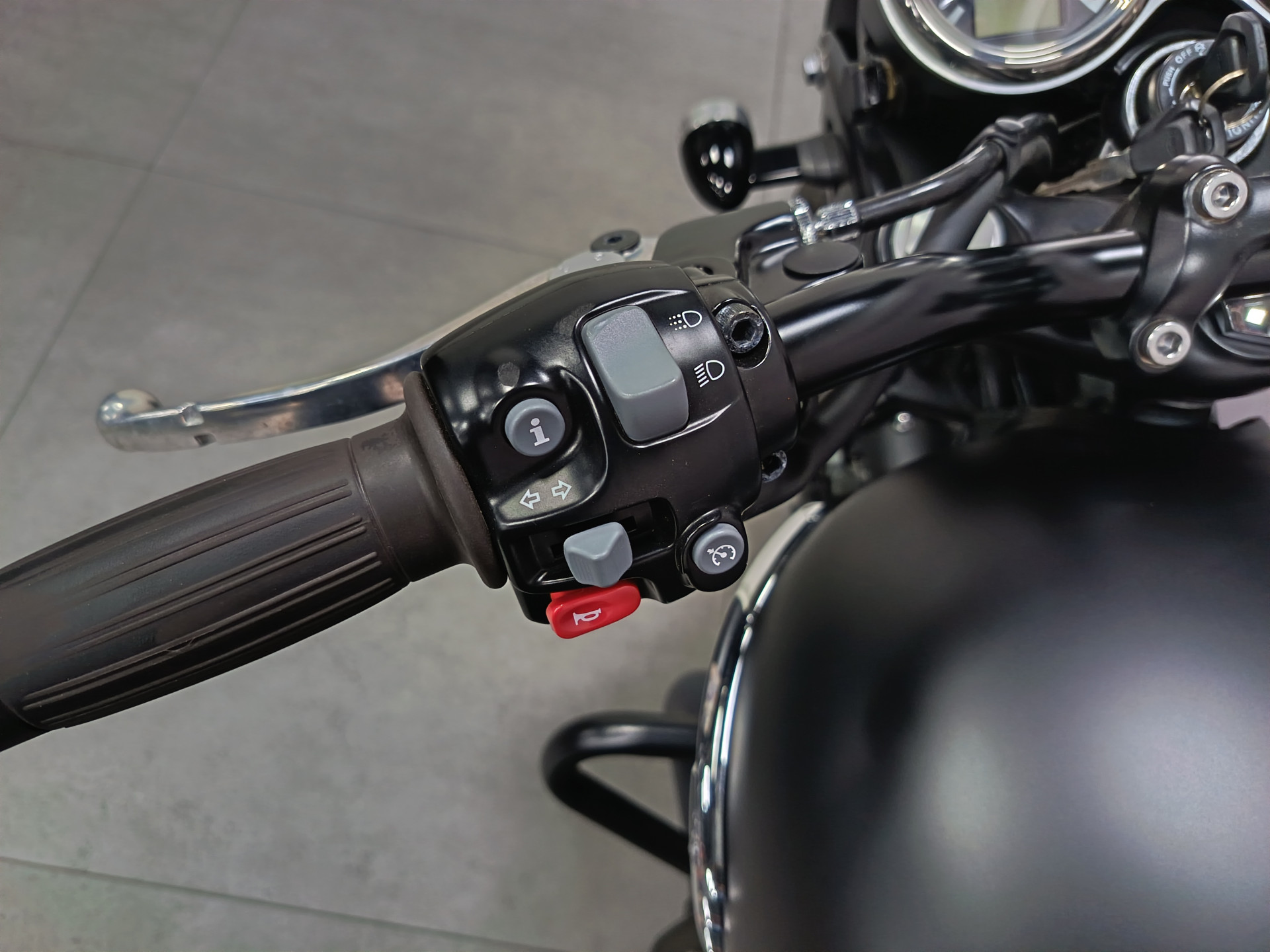 TRIUMPH Bonneville T120 Black-image-6