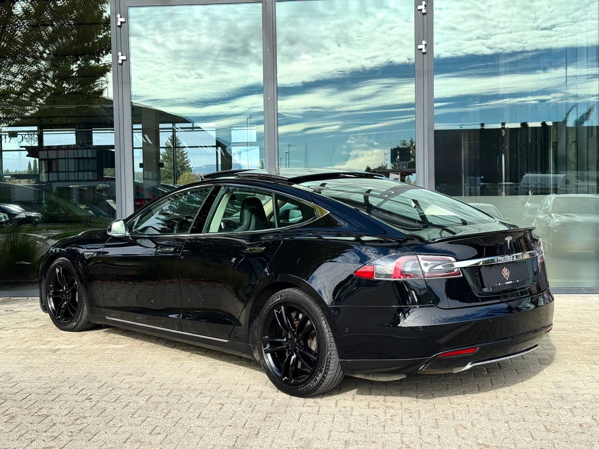 TESLA Model S 85 D / *FREE Lifetime Supercharging SC01*-showroom-element-3