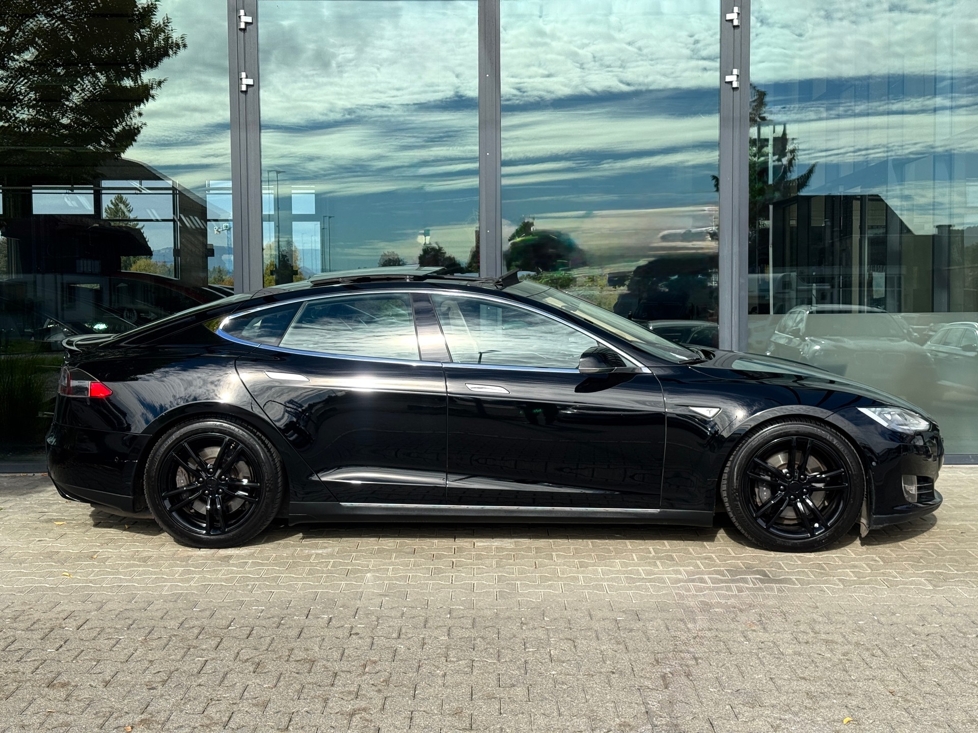 TESLA Model S 85 D / *FREE Lifetime Supercharging SC01*-image-6