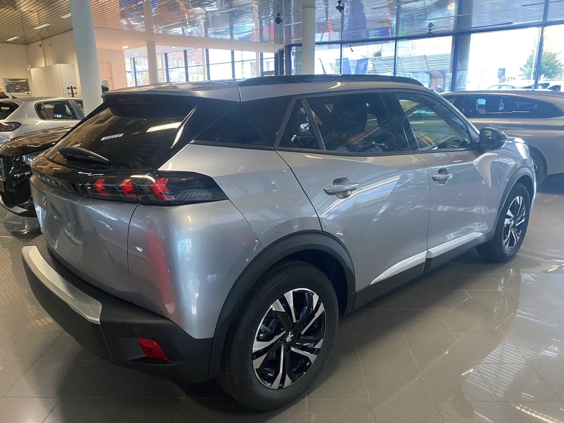 PEUGEOT 2008 e Allure Pack-image-1