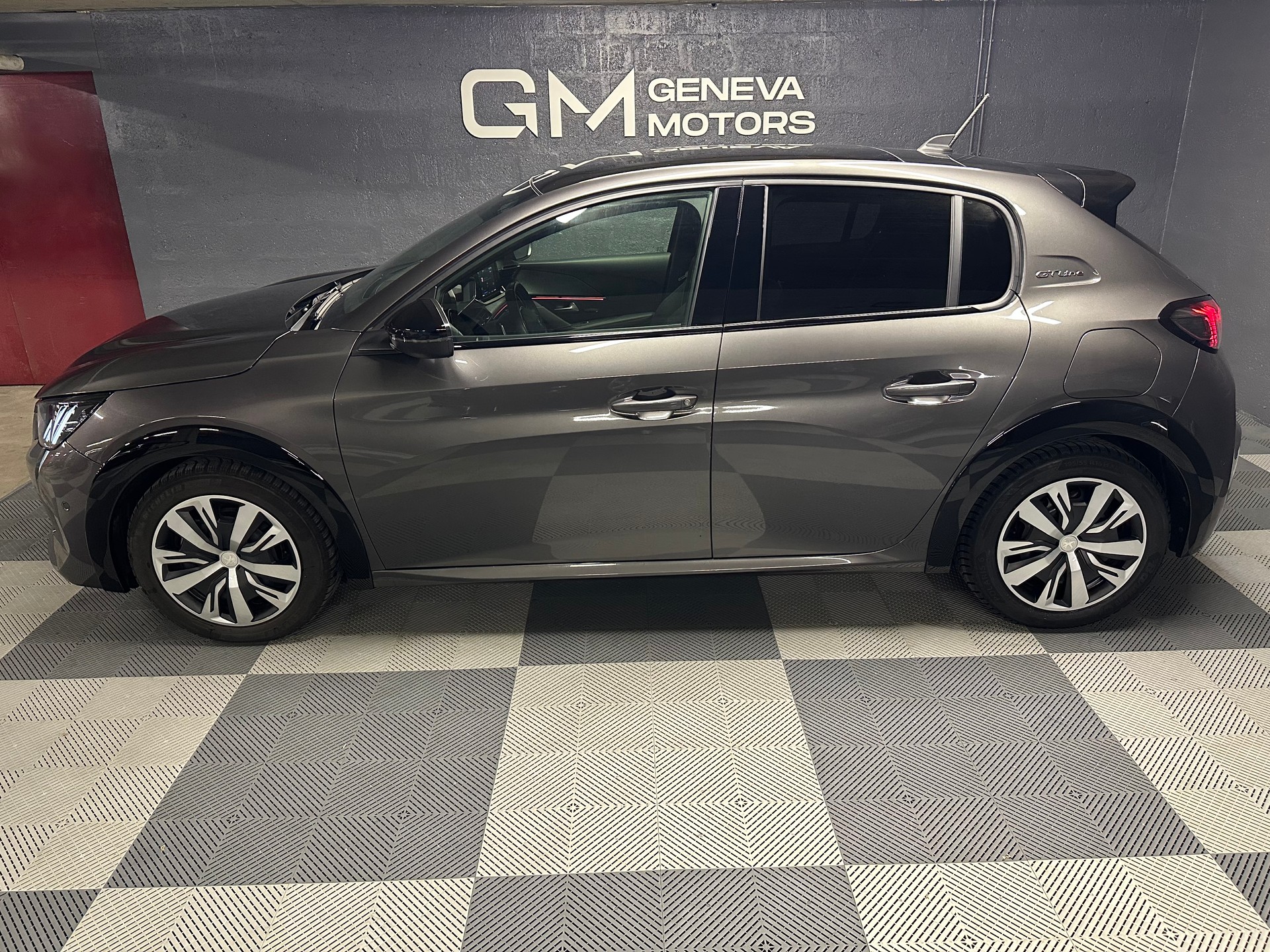 PEUGEOT 208 1.2 GT Line EAT8-image-6