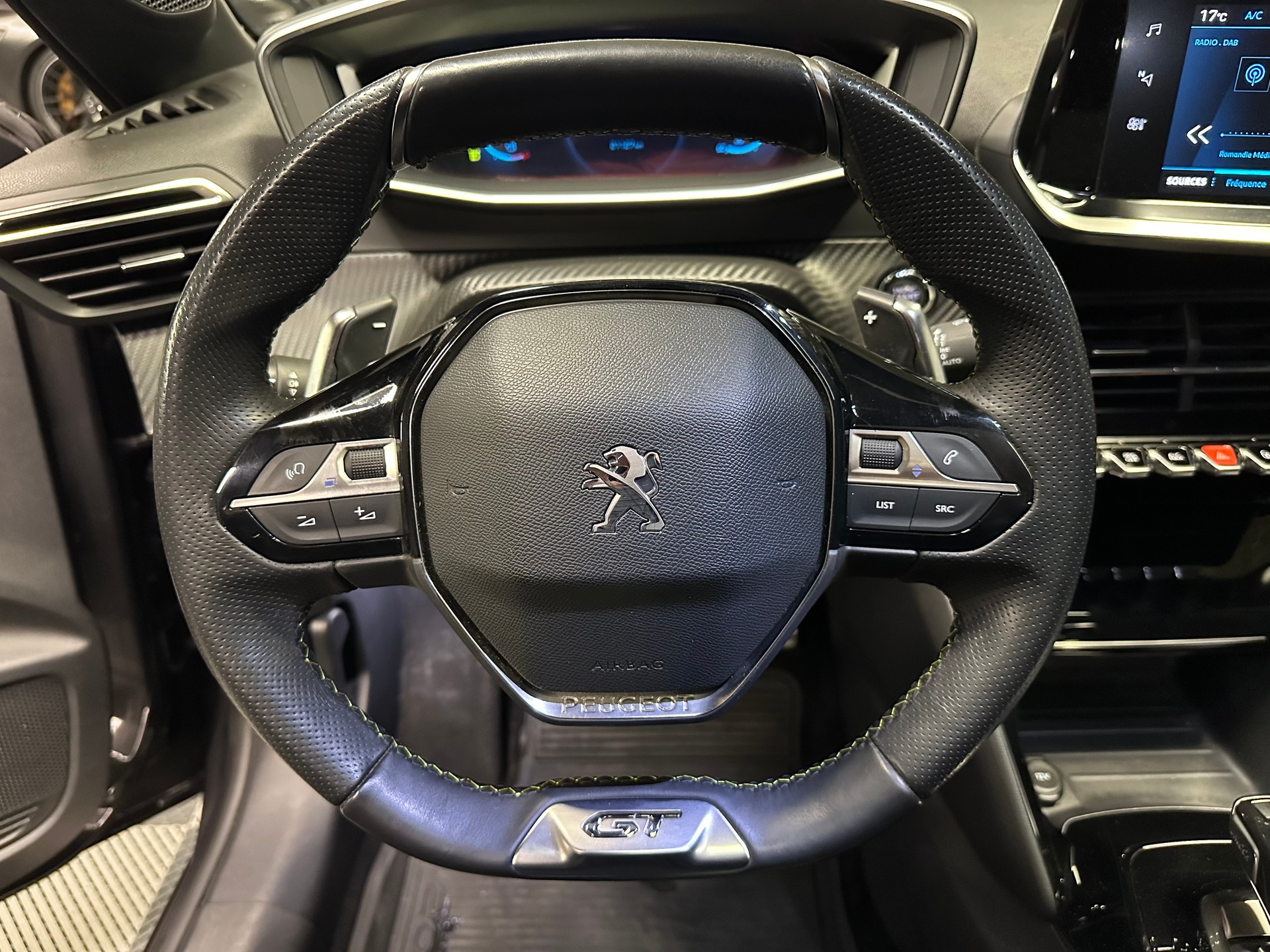 PEUGEOT 208 1.2 GT Line EAT8-image-10
