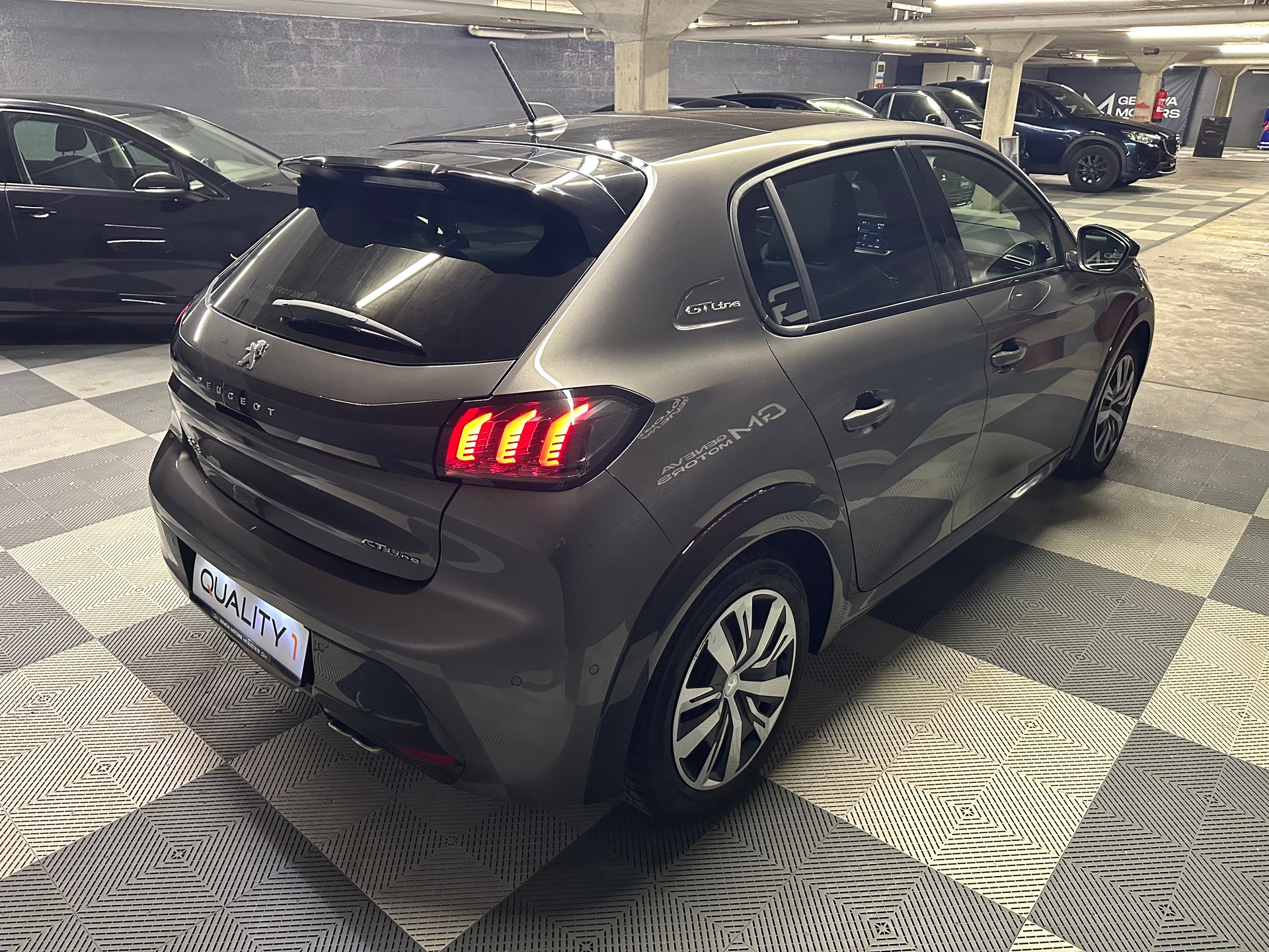 PEUGEOT 208 1.2 GT Line EAT8-image-3
