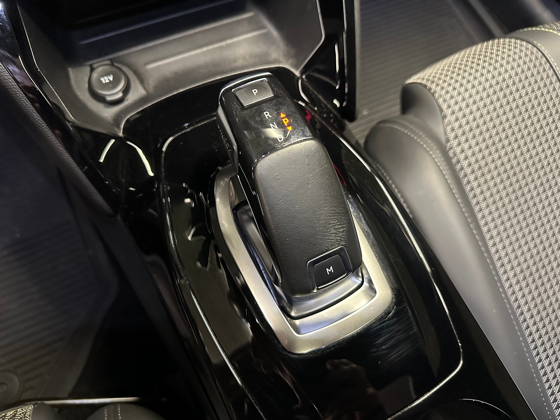 PEUGEOT 208 1.2 GT Line EAT8-image-14