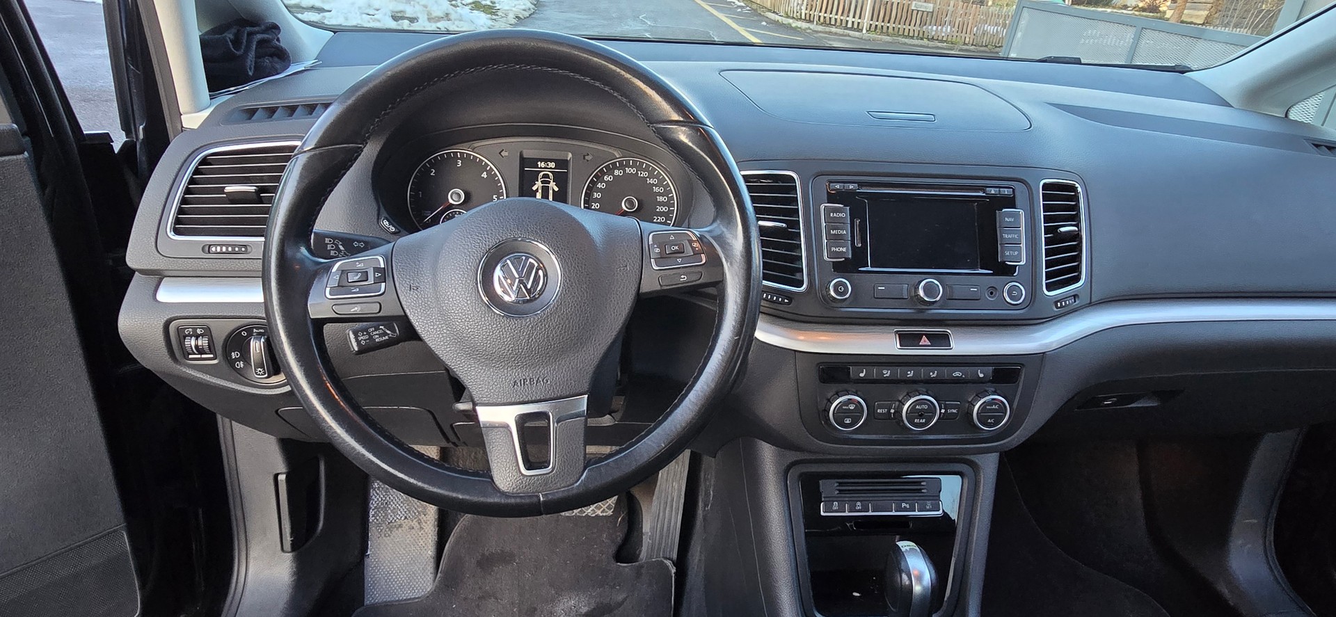 VW Sharan 2.0 TDI BlueMotion Technology Highline DSG-image-12
