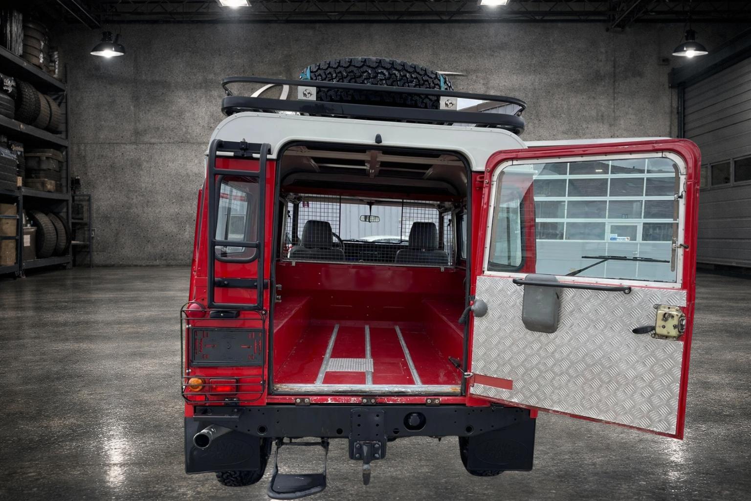 LAND ROVER Defender 110 2.5Td5 HT-image-5